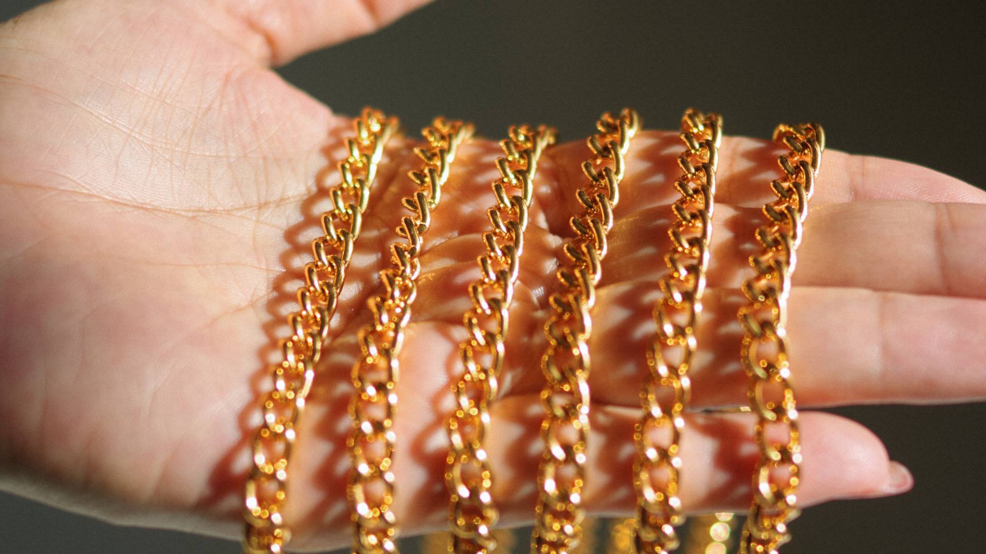 شخص يحمل مصاغ ذهبي