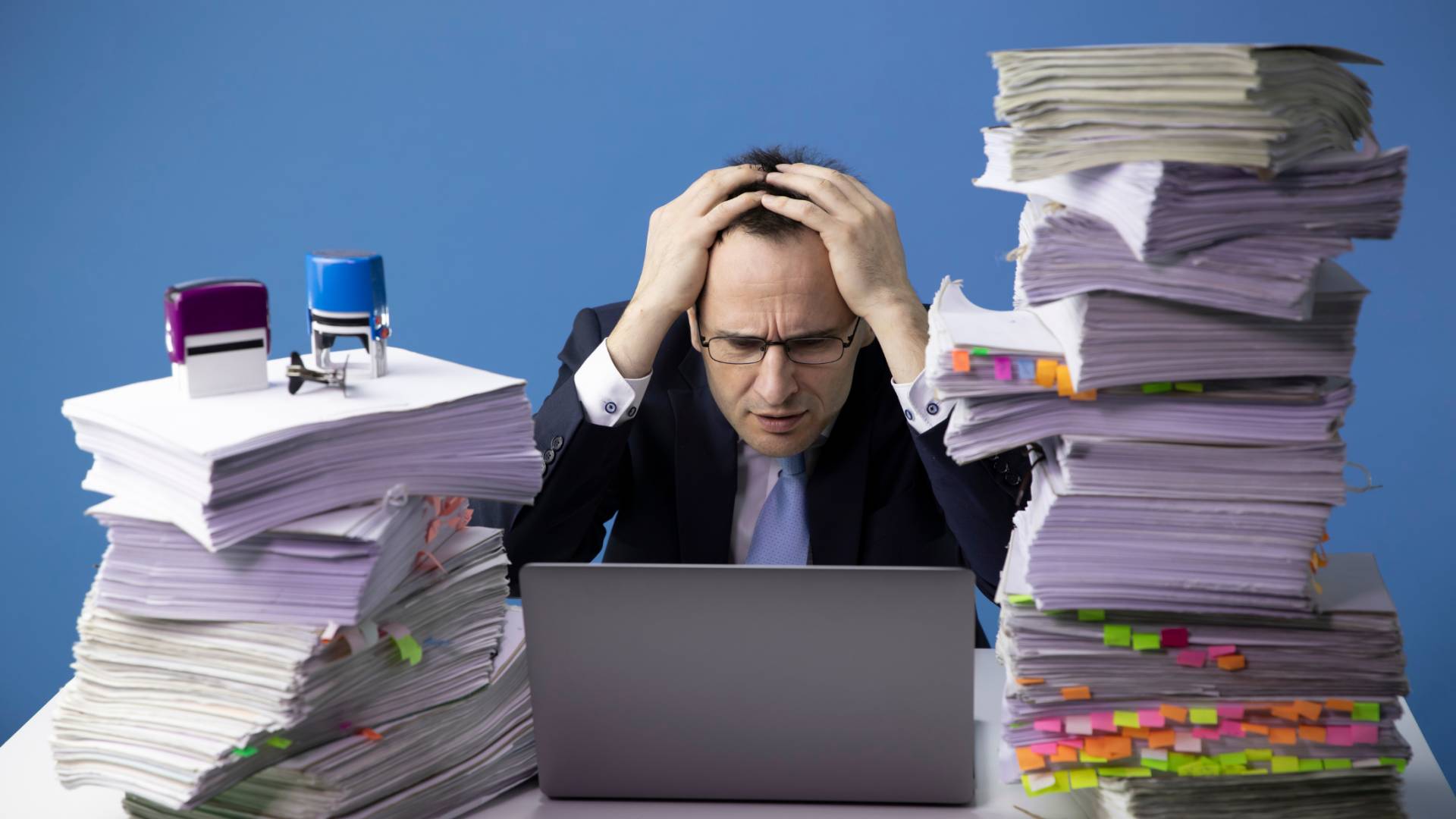 صورة تُظهر رجلًا في خضم ضغوط العمل