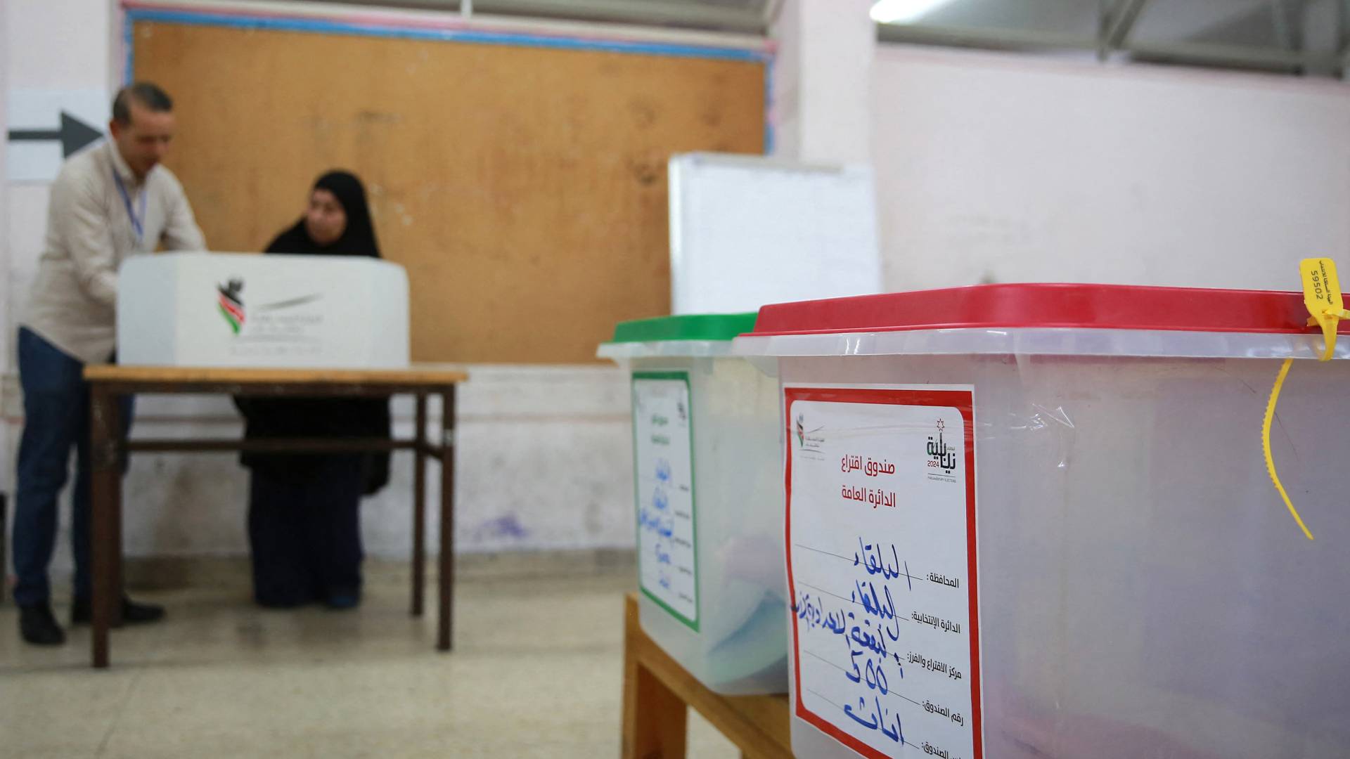 صورة تظهر صناديق اقتراع في الانتخابات النيابية 2024