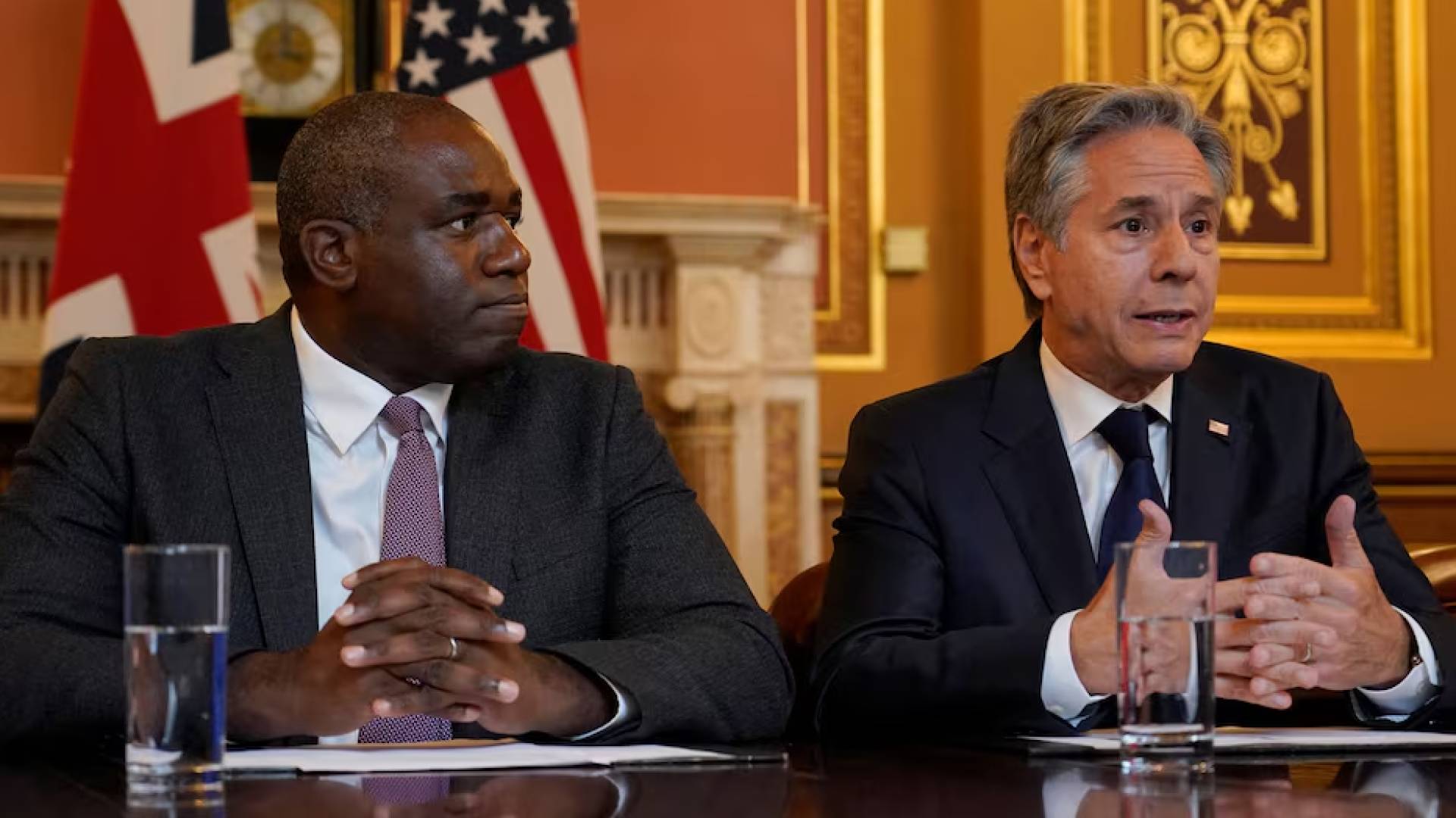 وزير الخارجية الأمريكي أنتوني بلينكن (يمينا) ونظيره البريطاني ديفيد لامي (يسارا)