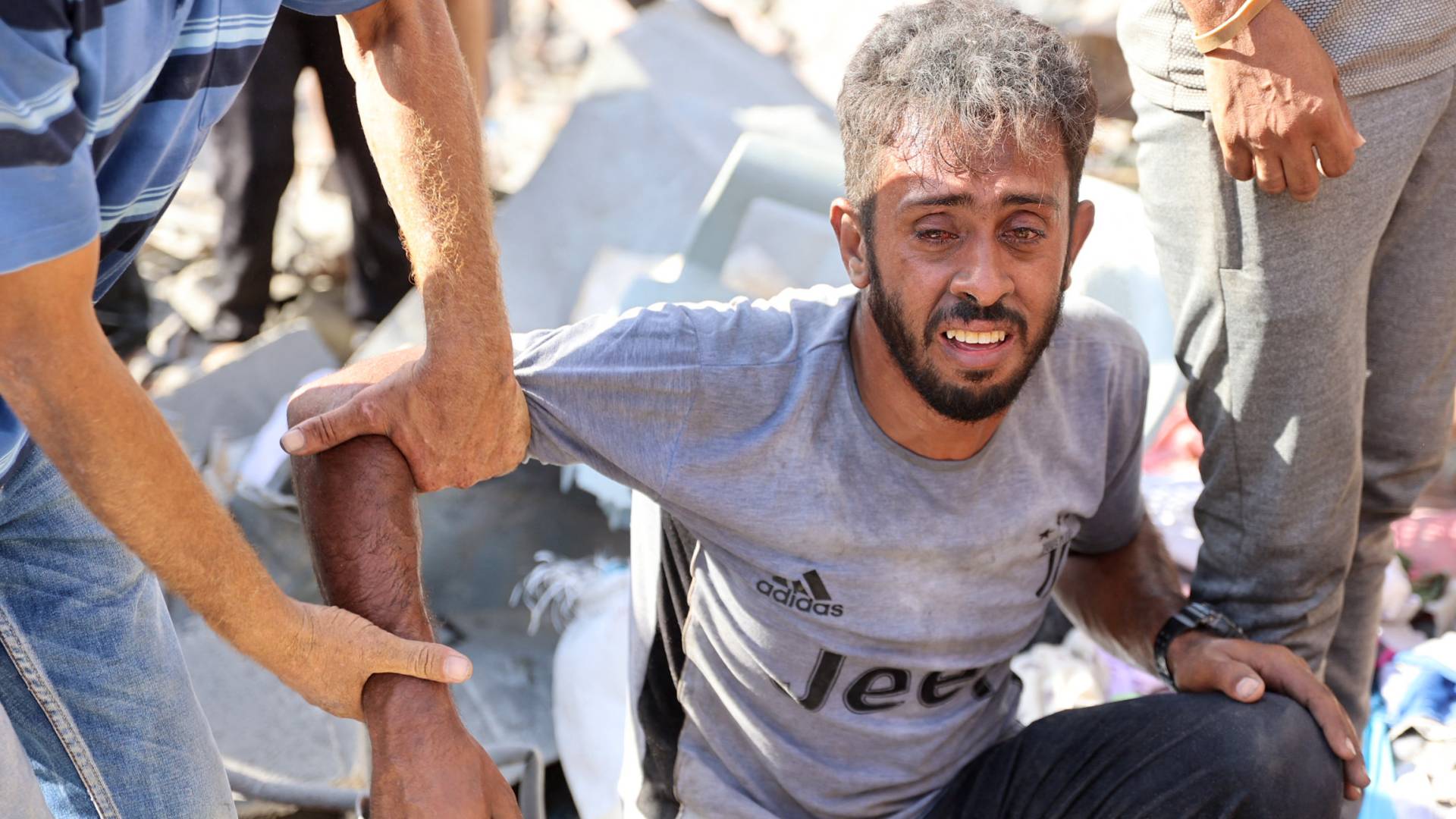 فلسطيني يبكي أحد أفراد عائلته في غزة