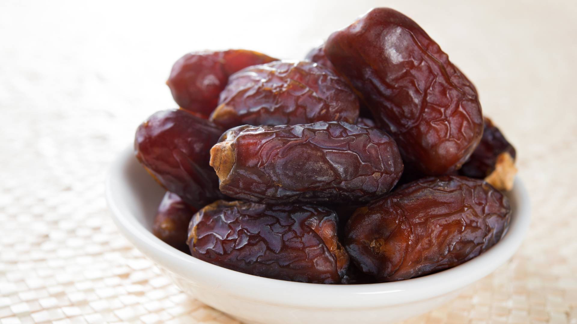 صورة تظهر طبق تمر