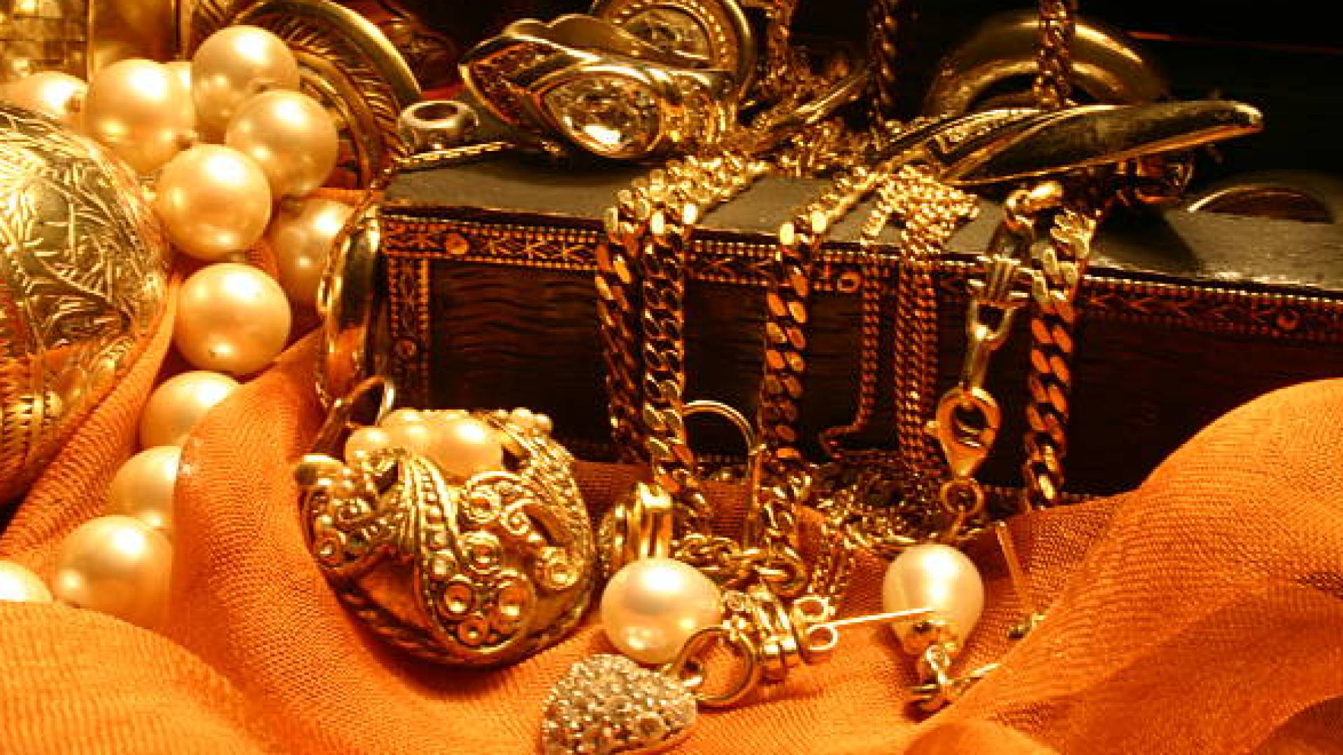 صورة تظهر صندوق ملئ بالمجوهرات