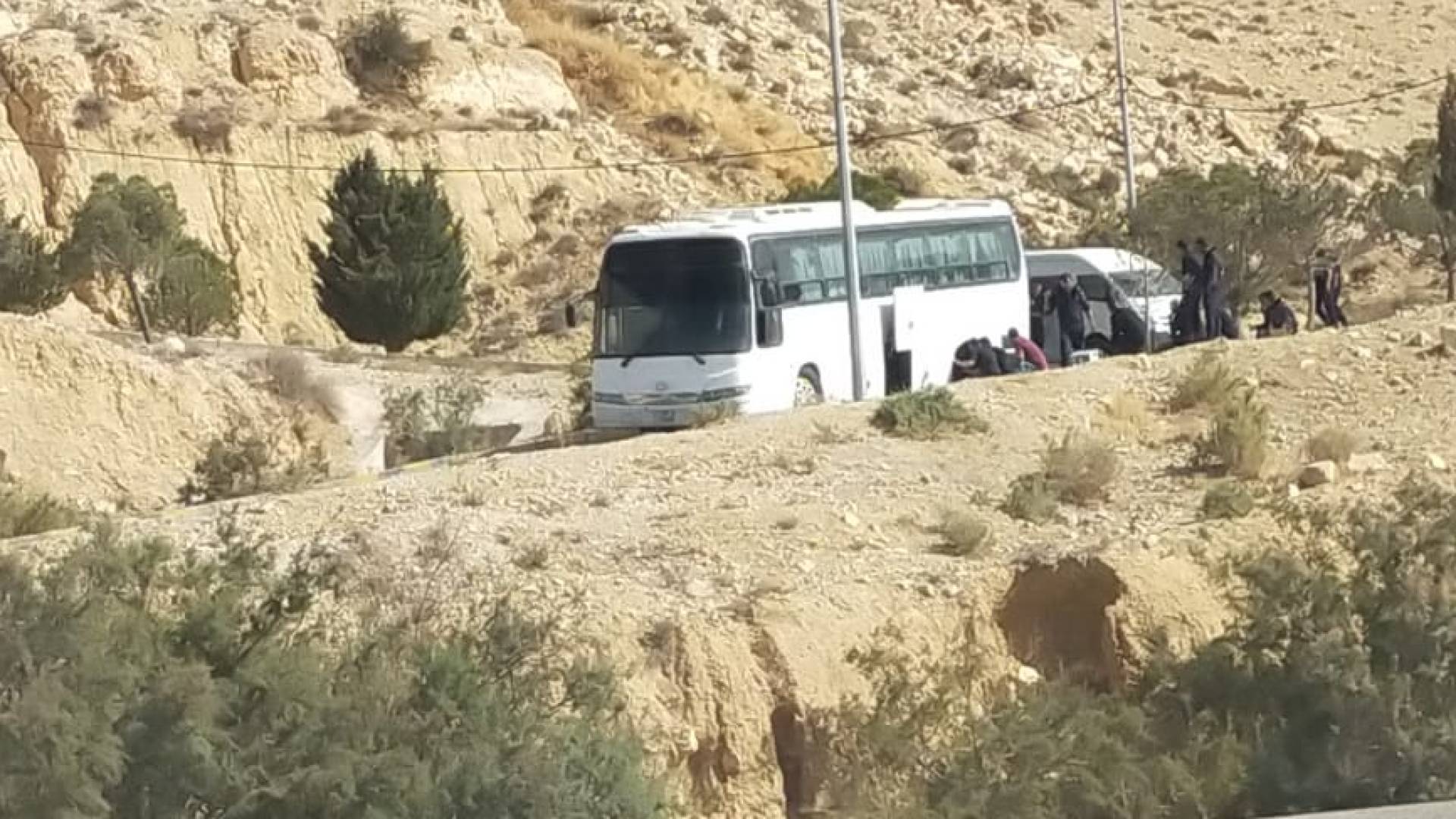 الحافلة التي تعرضت إلى حادث انحراف عن الطريق