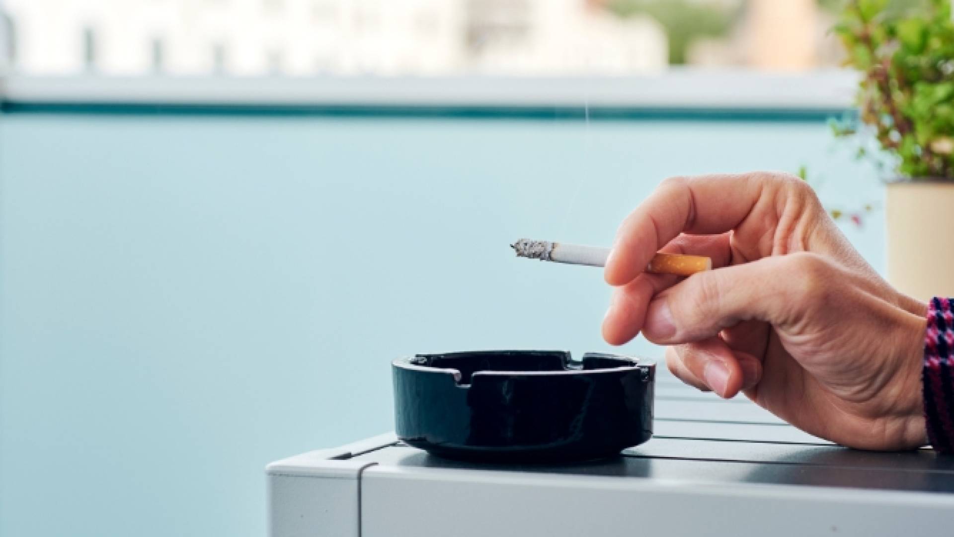 شخص يقوم بالتدخين - تعبيرية