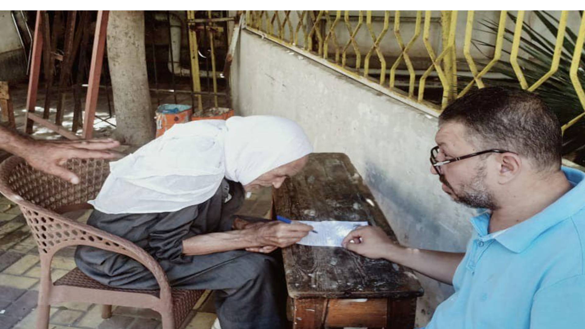 المسن المصري وهو يتعلم الكتابة