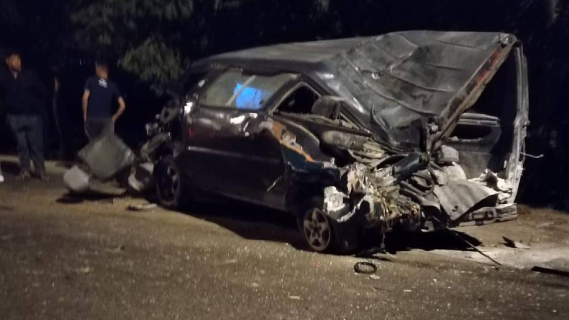 حافلة متضررة من الحادث