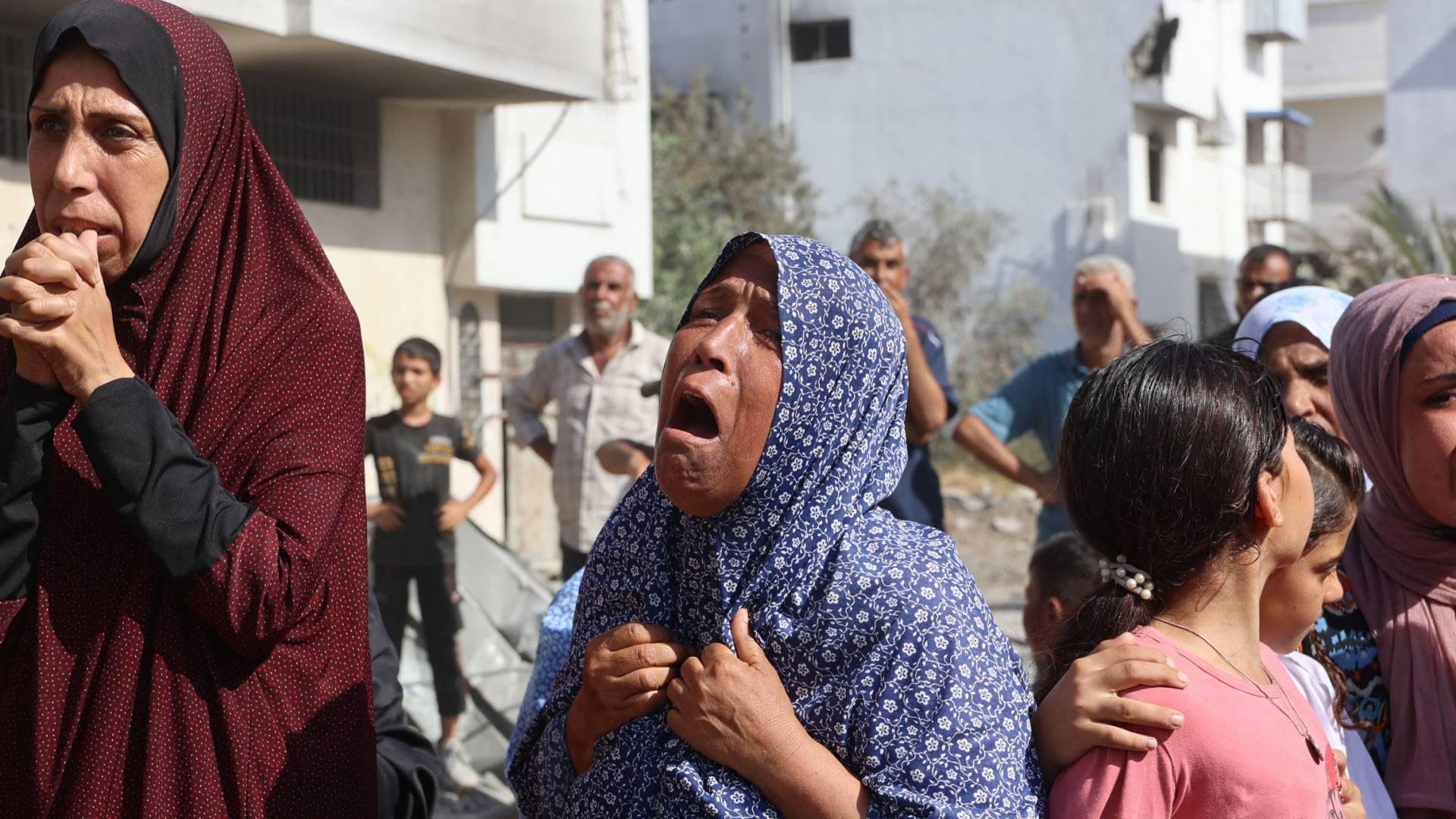 فلسطينية تبكي ألما وقهرا من جراء المجازر المتواصلة في غزة