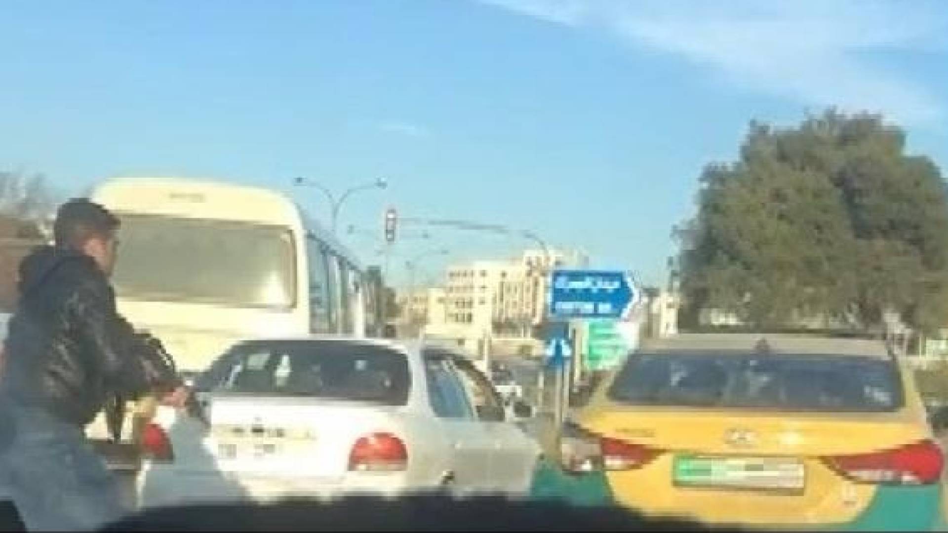 شخص يحمل سلاحا ويهدد سائق أجرة