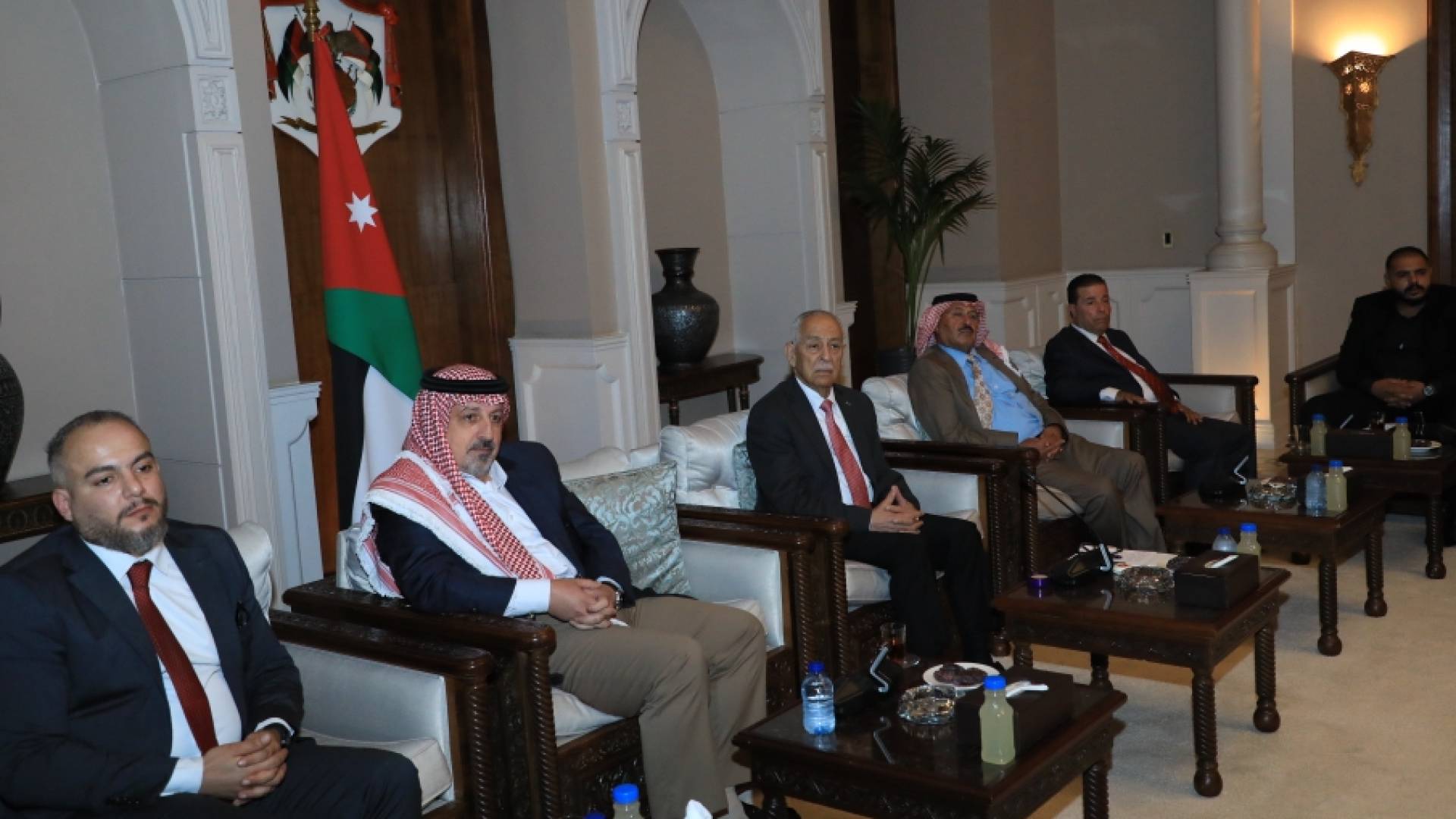 رئيس الديوان الملكي يلتقي وفدا من شباب عشيرة الدباس