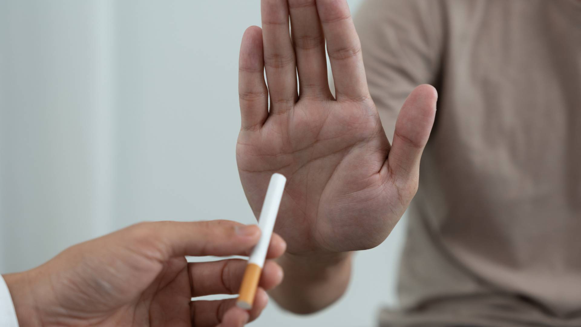 شخص يرفض التدخين