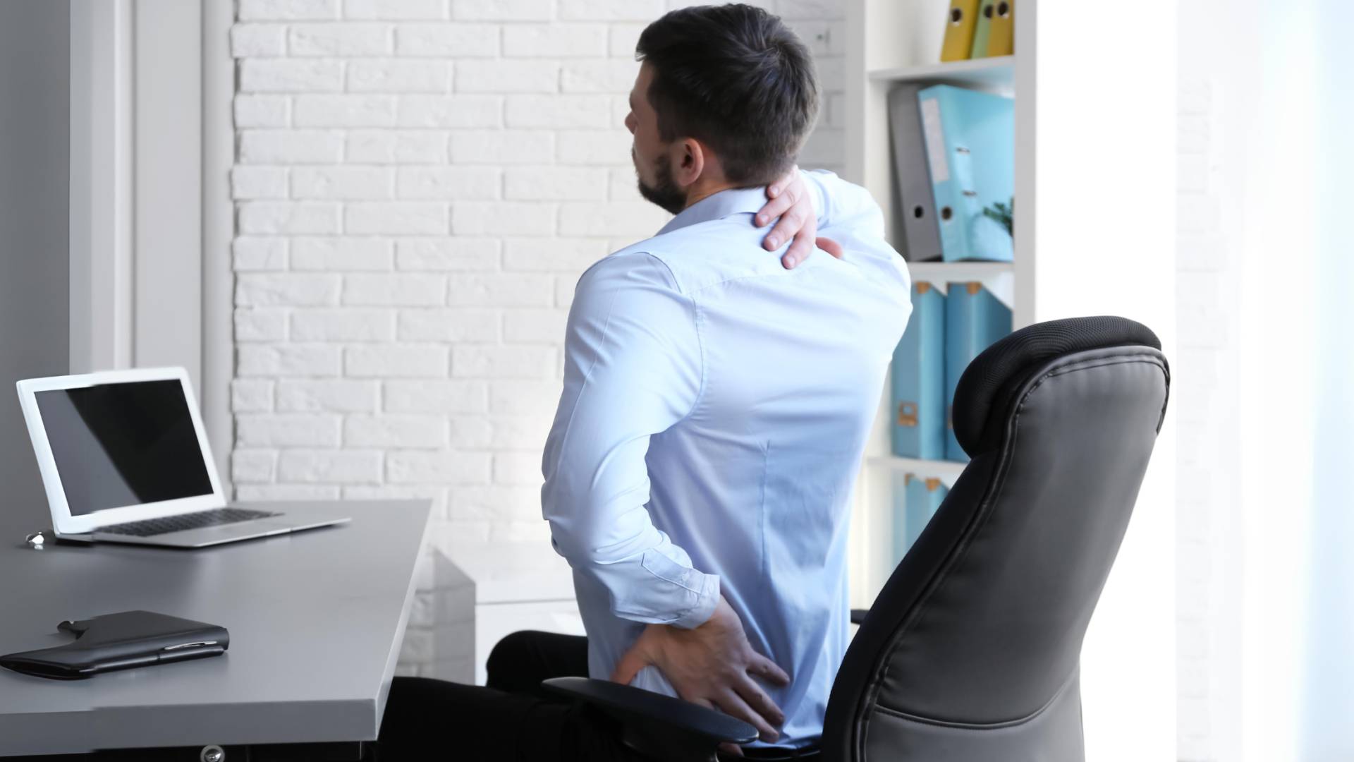 صورة تُظهر شابًا يعاني من ألم في الظهر والرقبة