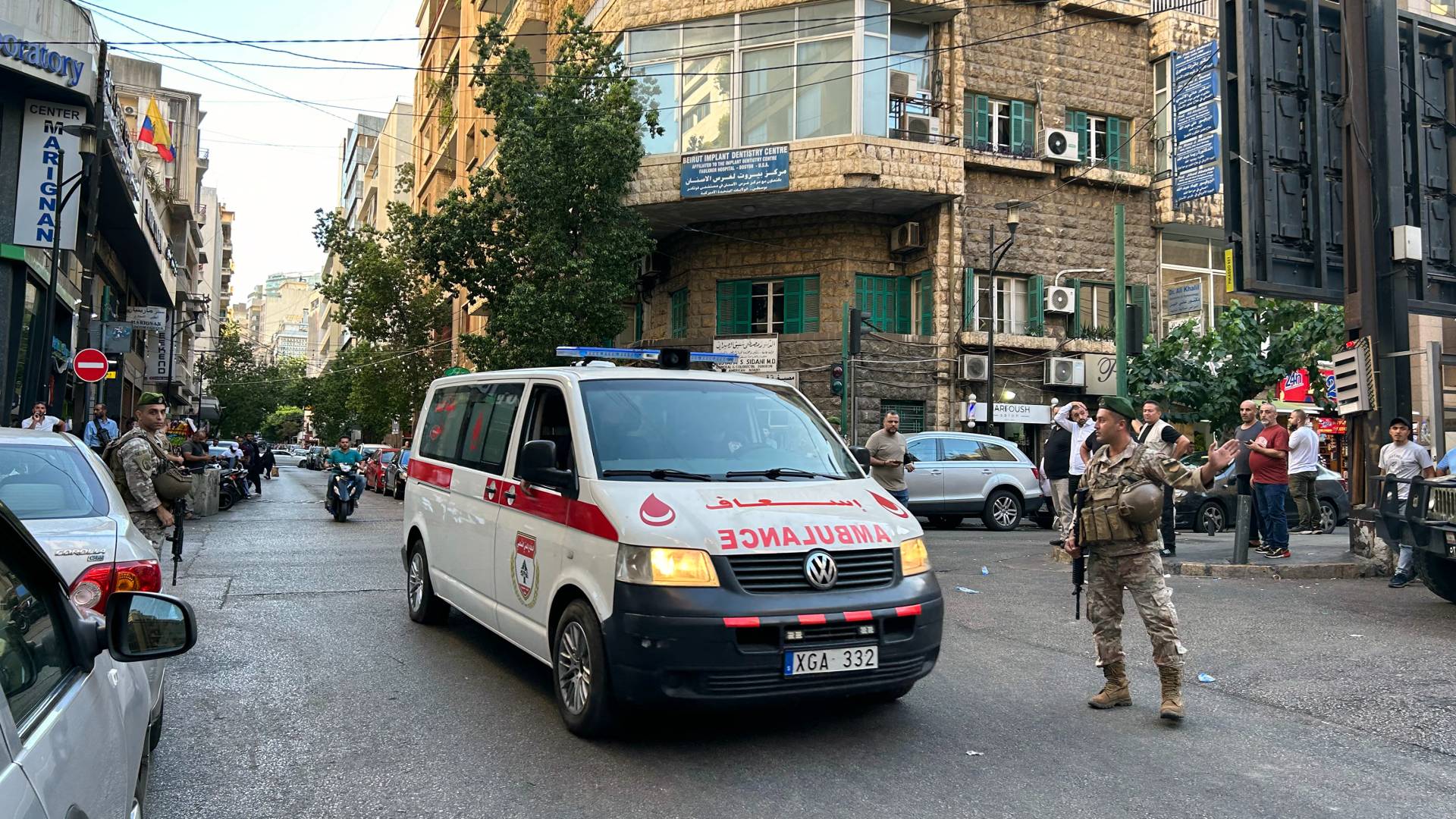 تنقل سيارة إسعاف الجرحى إلى مستشفى في بيروت بعد تفجير الاحتلال الآلاف من أجهزة "البيجر"