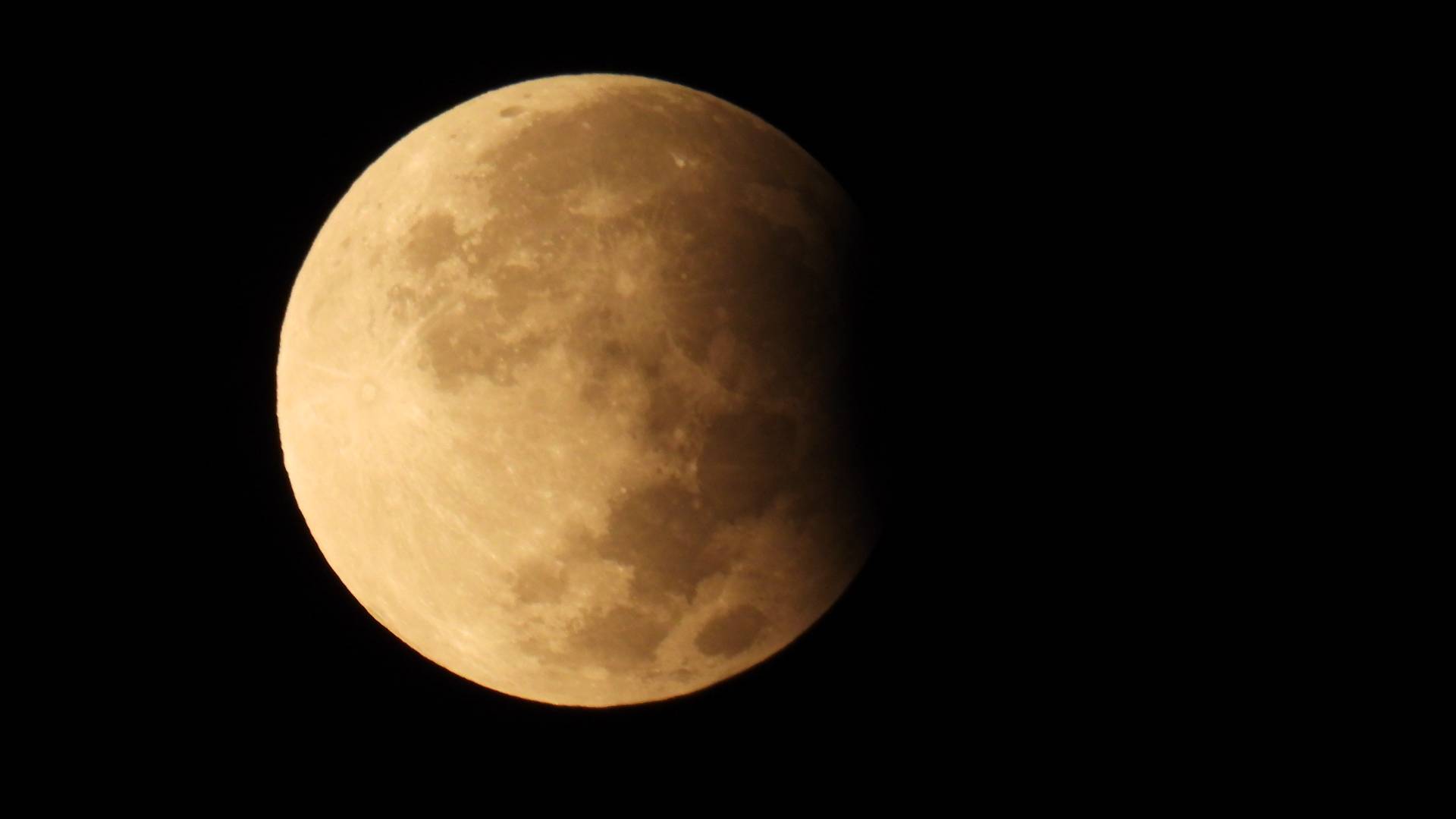 ظاهرة الخسوف الجزئي والبدر العملاق