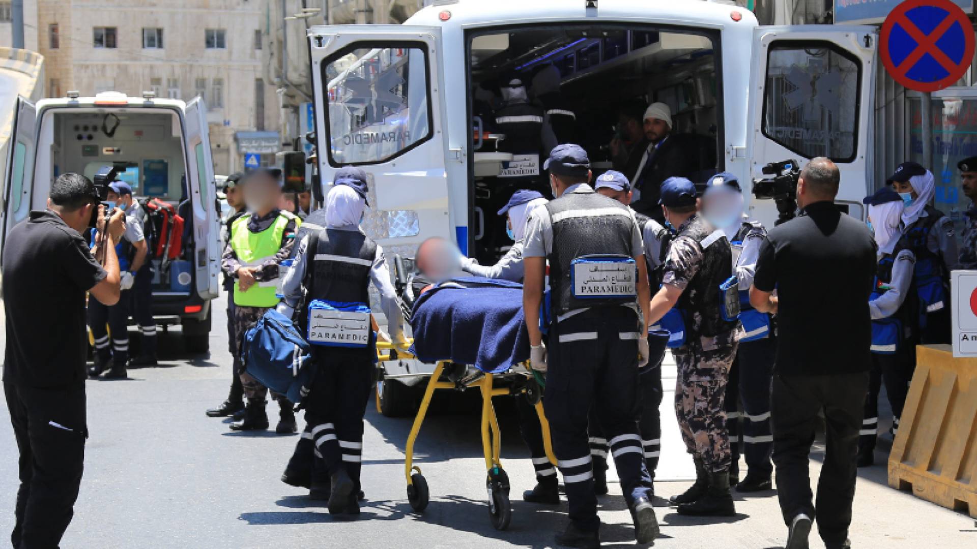 صورة تظهر طواقم دفاع مدني