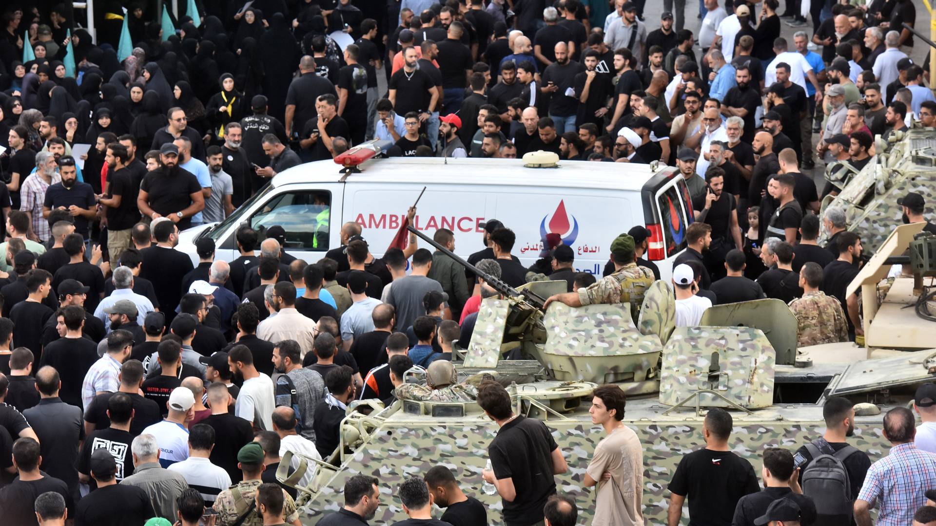 إخلاء شهداء تفجيرات الاتصالات