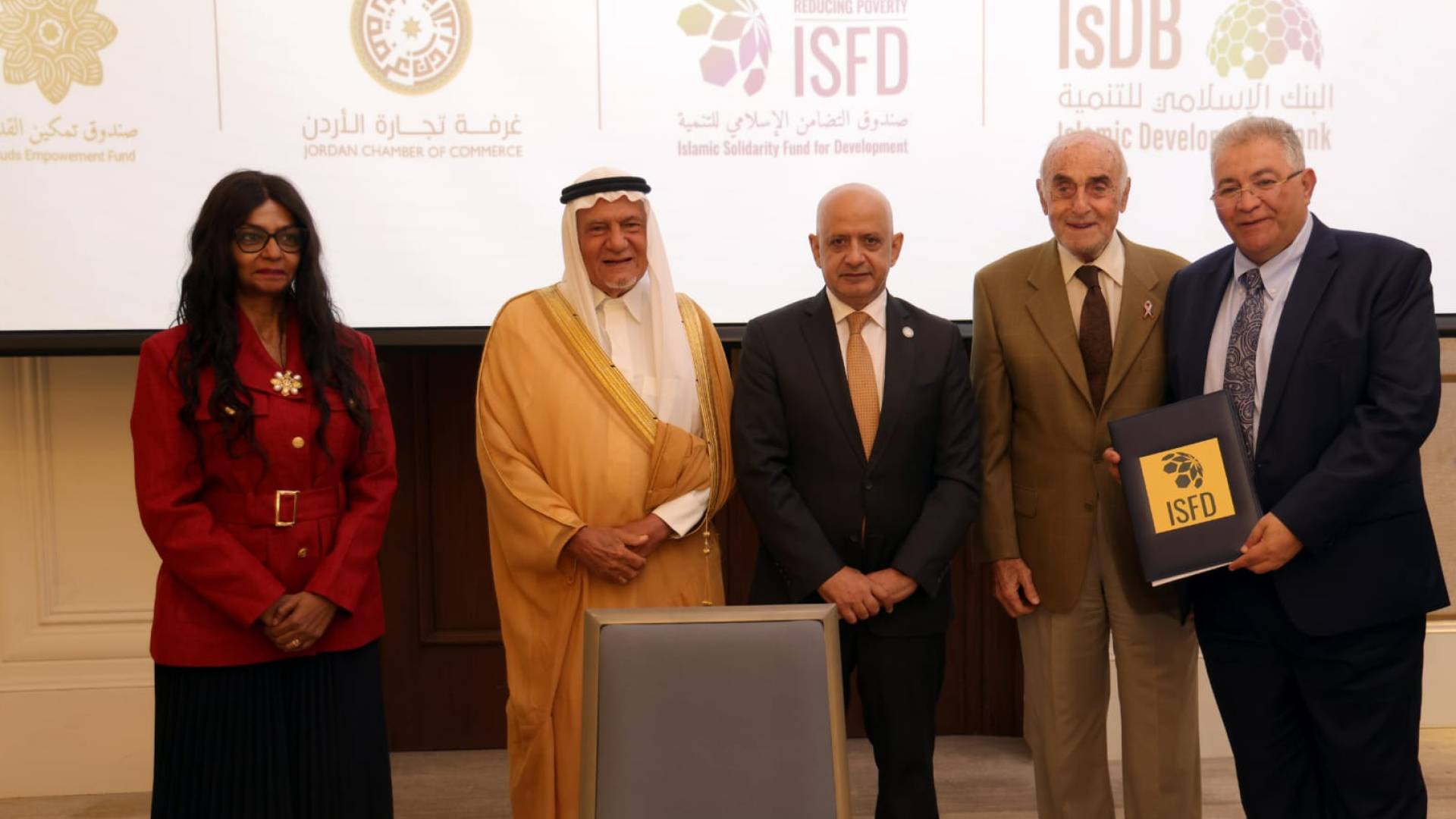 مؤسسة "قدسنا" توقعمشاريع تمويل لمؤسسات ومبادرات مقدسية وفلسطينية في مجالات رعاية الطلبة الجامعيين وتمكين الشباب والأسواق