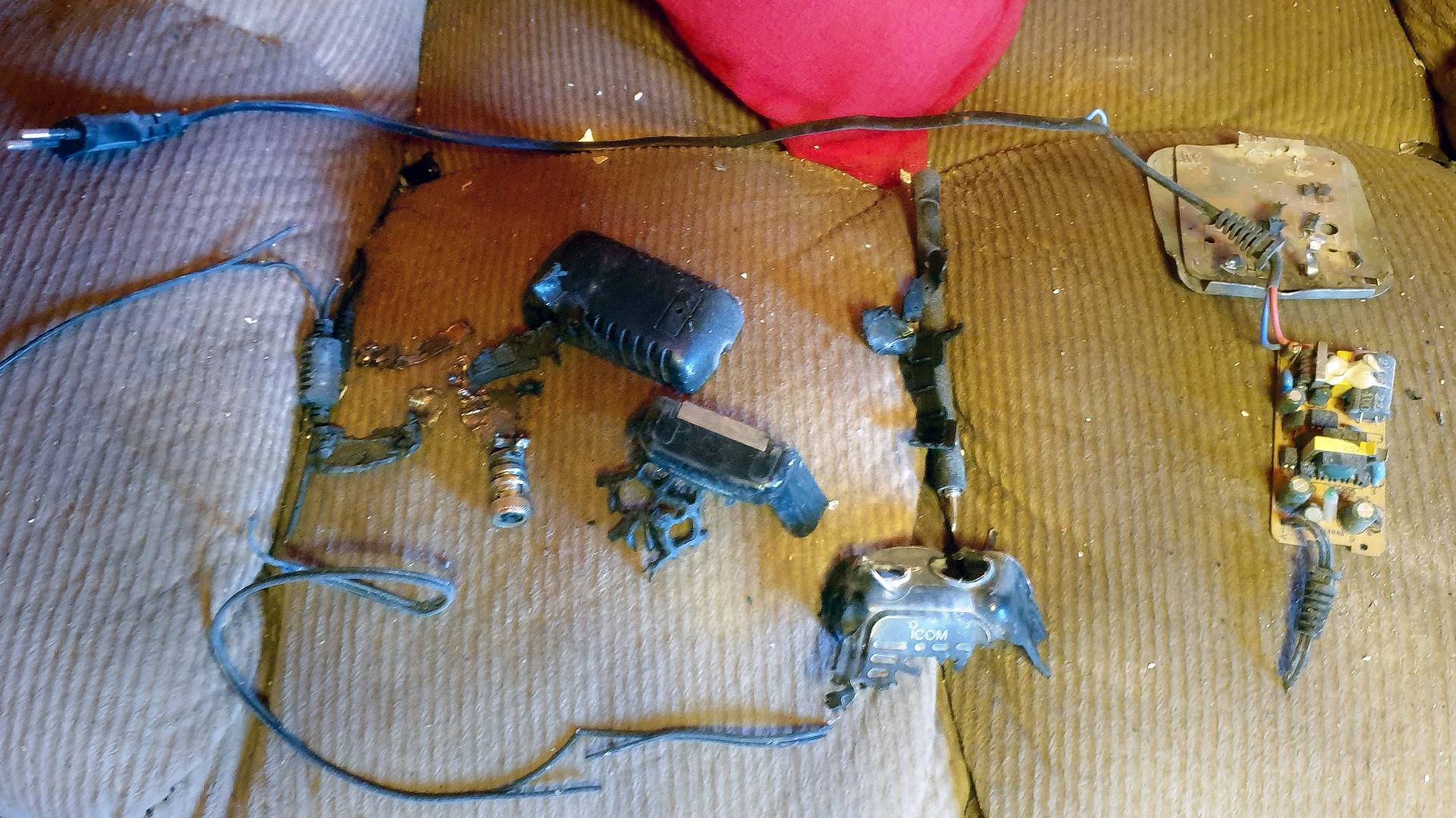 بقايا جهاز تم تفجيره بواسطة التكنولولجيا من قبل الاحتلال