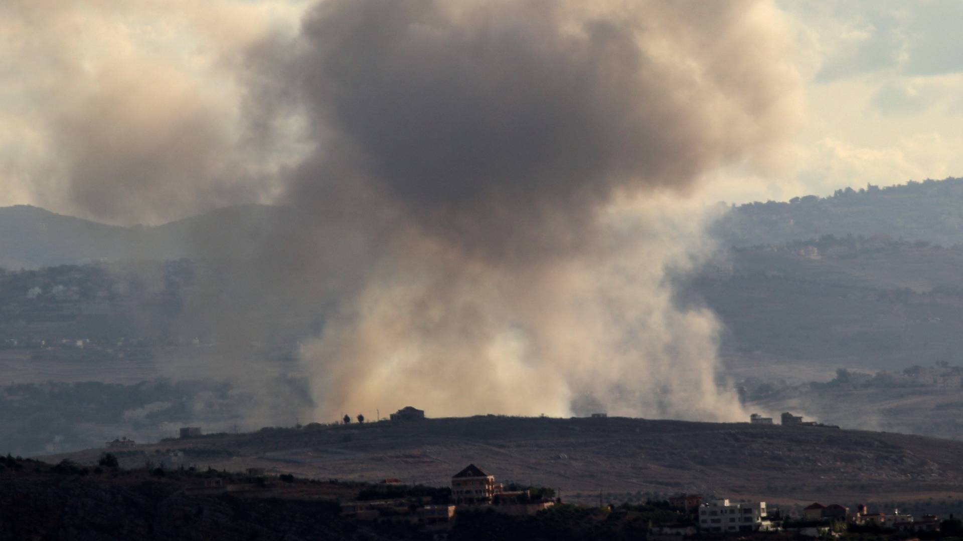 جيش الاحتلال الإسرائيلي يشن عشرات الغارات على جنوب لبنان
