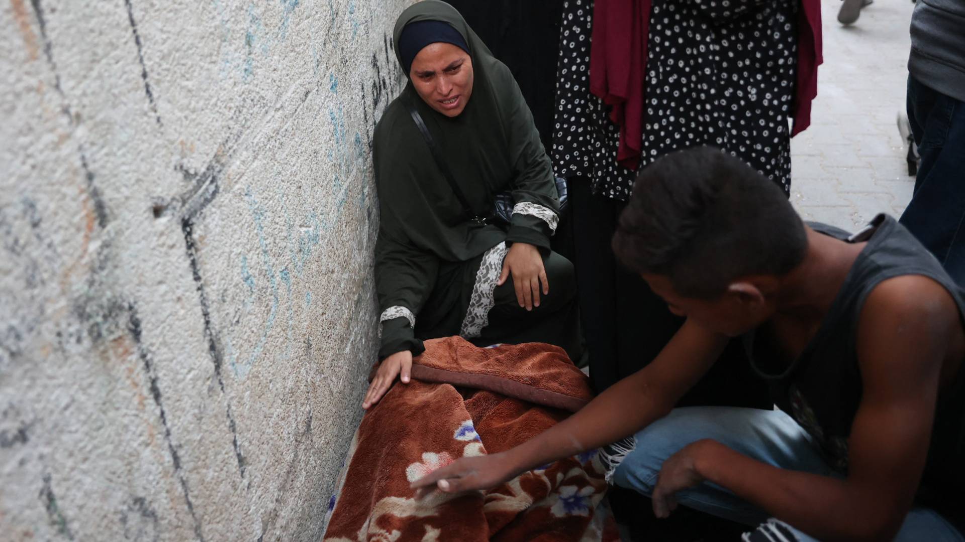 فلسطينية تبكي أحد أفراد عائلتها في غزة