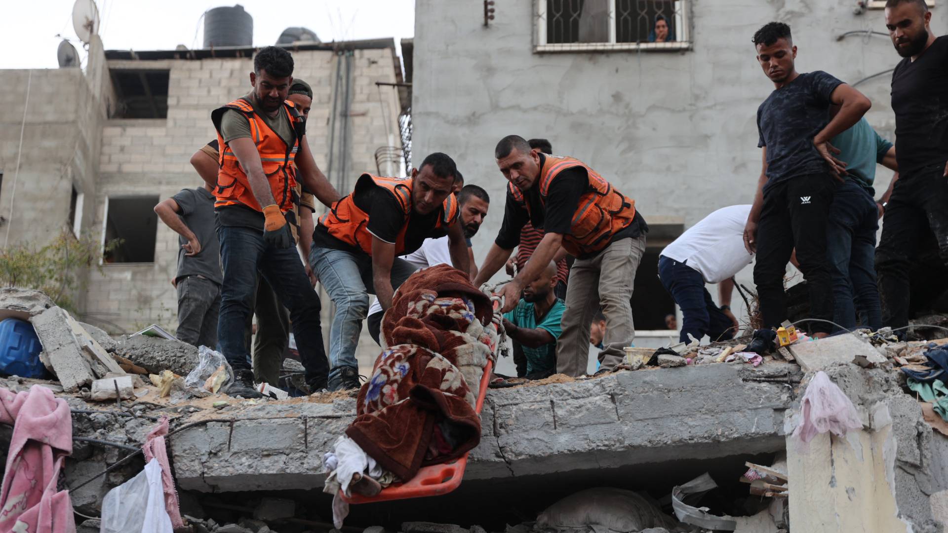 مسعفون فلسطينيون ينتشلون جثمان شهيد من حي الدرج في مدينة غزة.