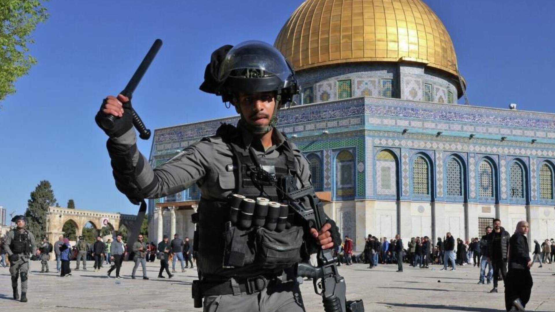 قوات الاحتلال تعتدي على شبان أثناء دخولهم المسجد الأقصى لأداء صلاة الجمعة
