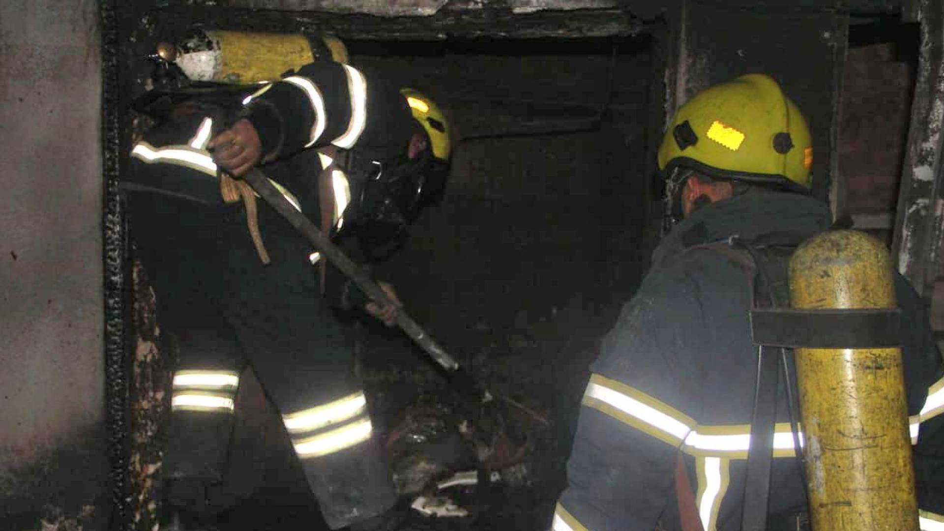 الدفاع المدني يخمد حريق مستودع مفروشات في إربد