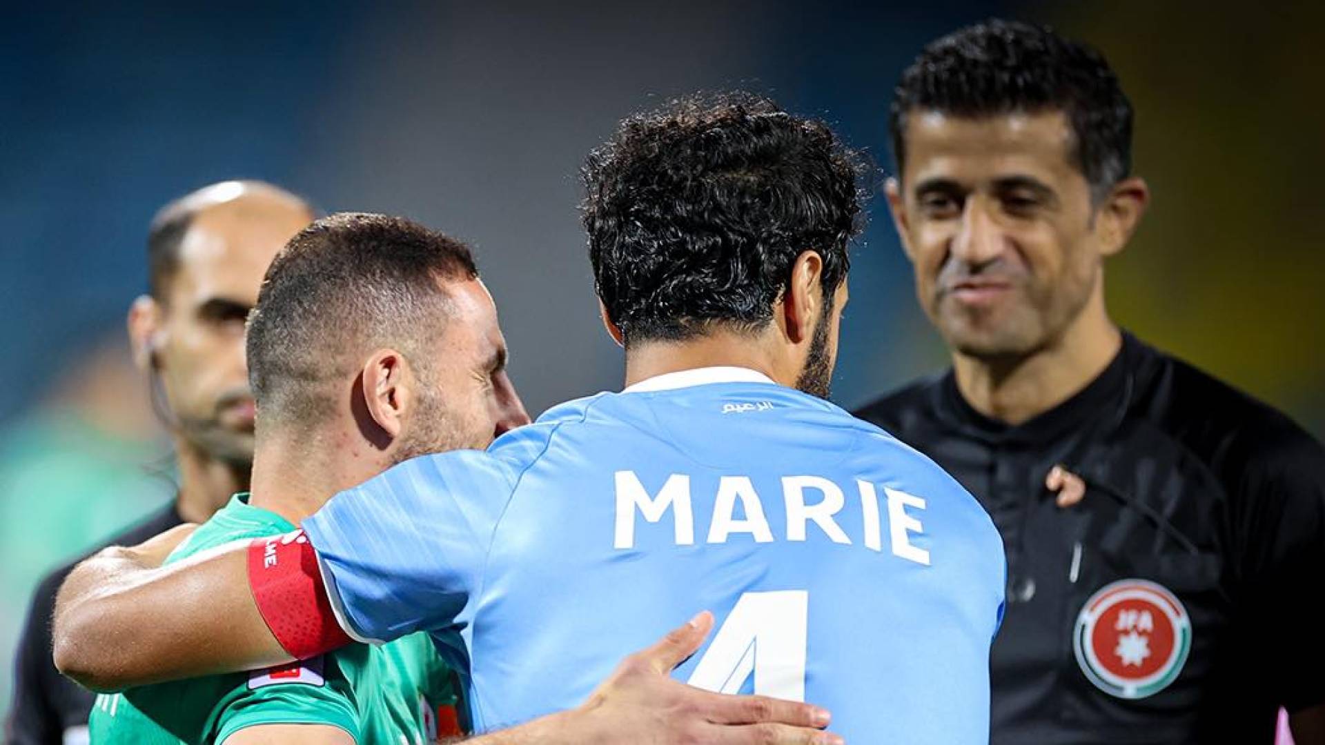 قادة الفريقين قبل المباراة