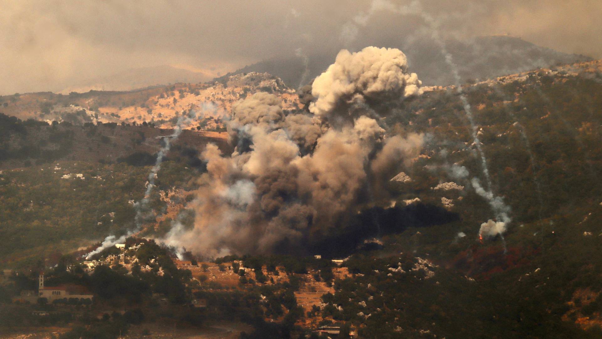 خان يتصاعد من موقع غارة للاحتلال استهدفت منطقة جبل الريحان في منطقة جزين بجنوب لبنان