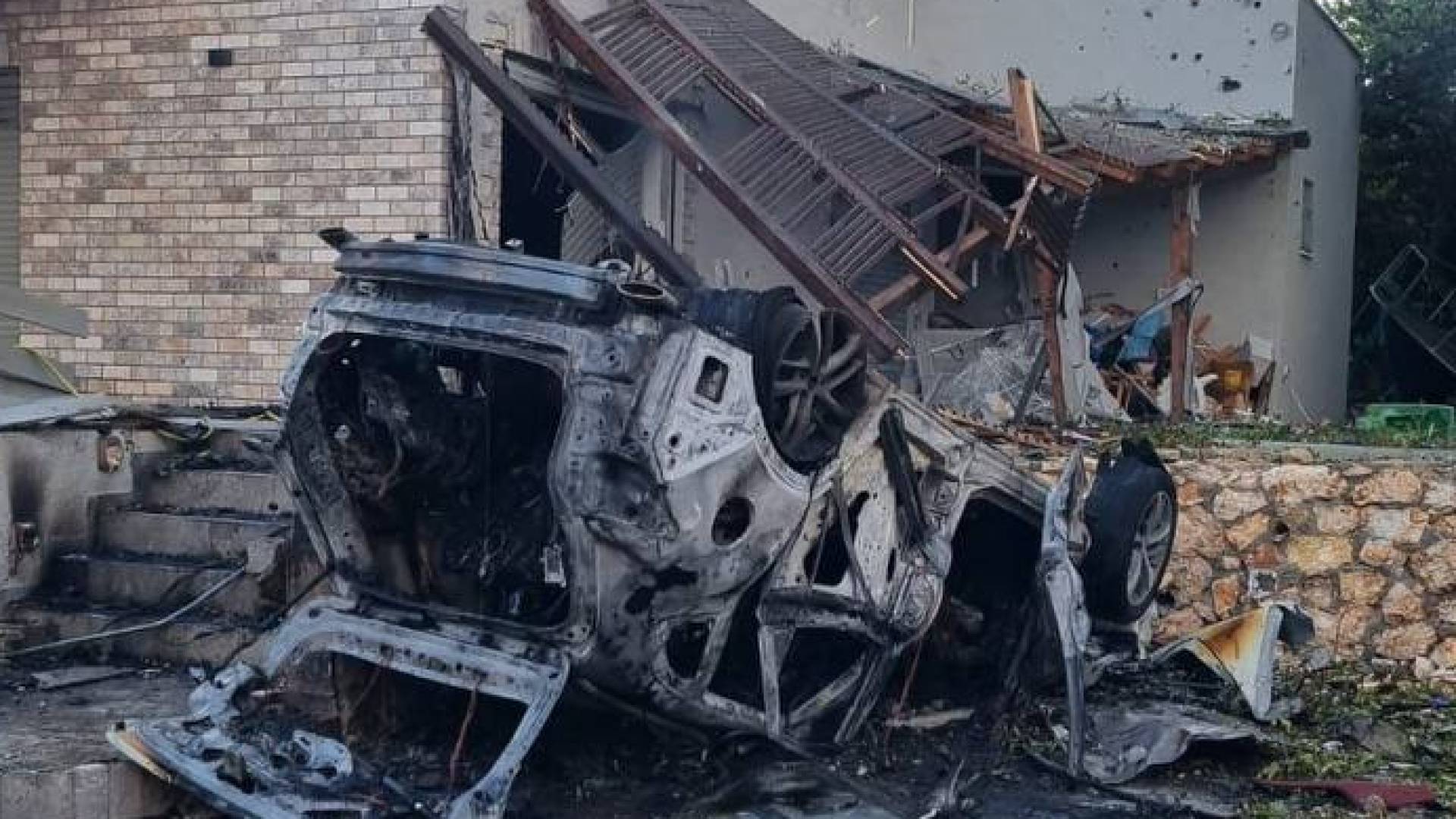 سقوط صواريخ على مركبات ومنازل في حيفا المحتلة