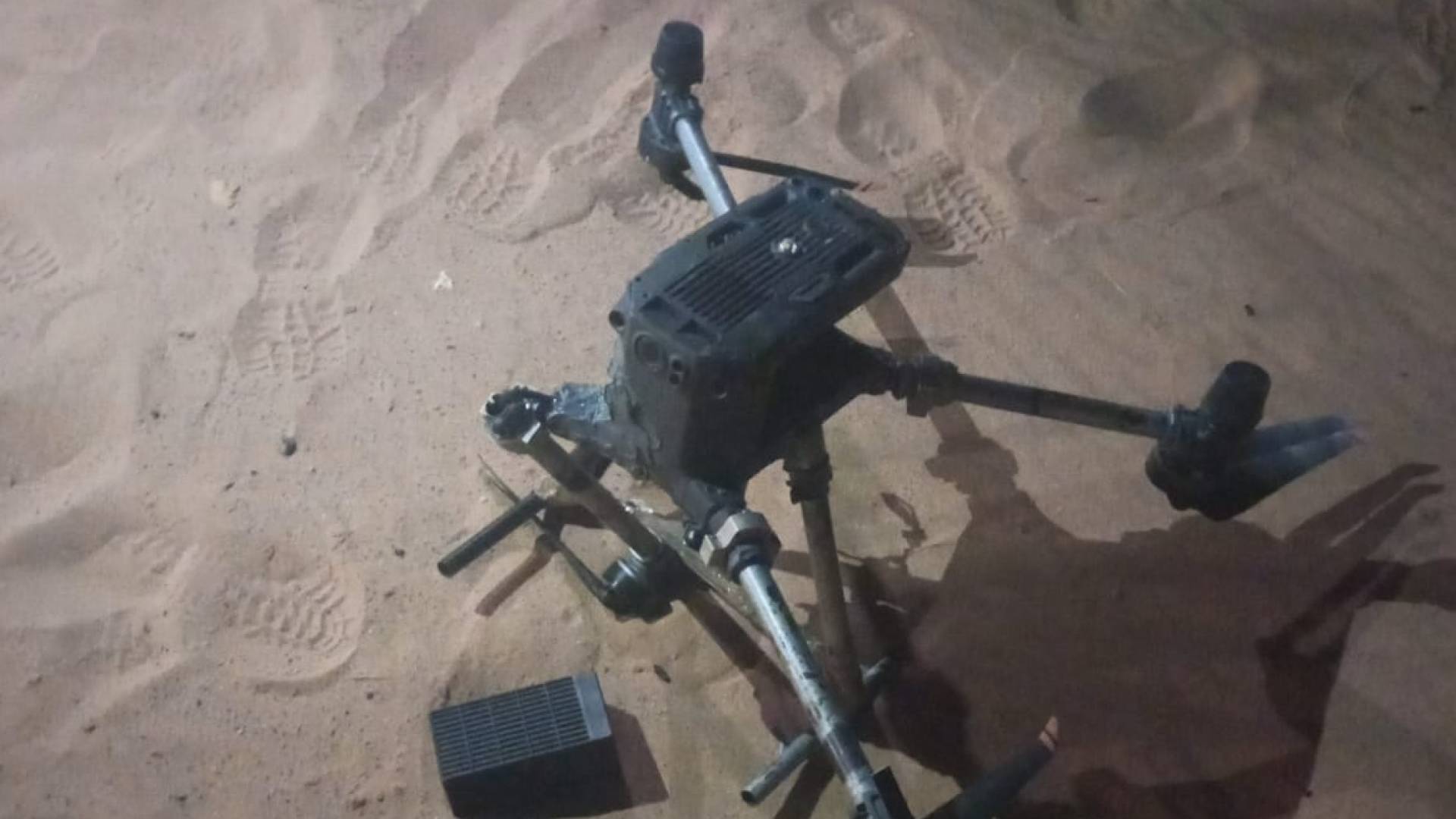 طائرة مسيرة تحمل مواد مخدرة