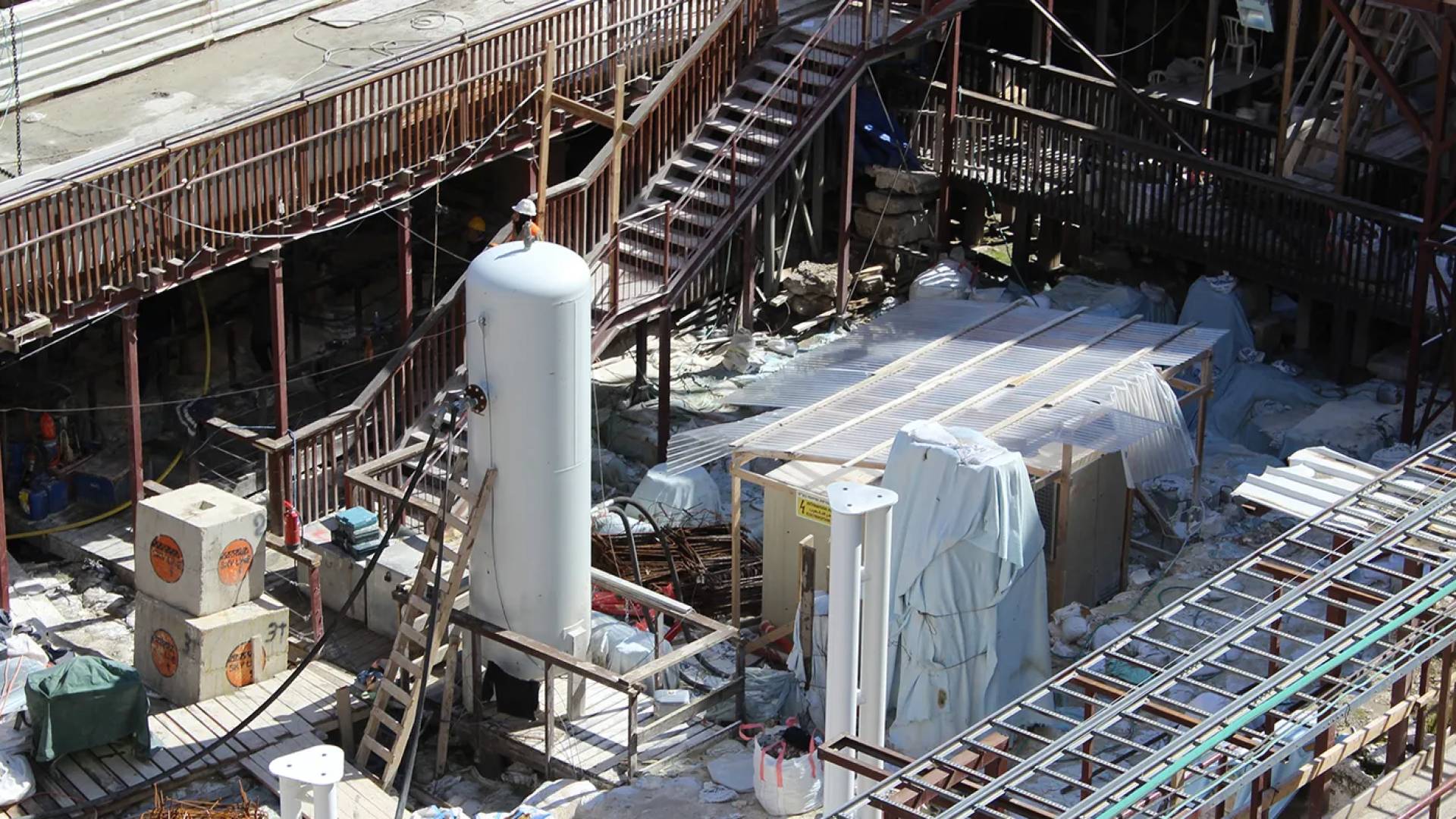 من الأعمال التي يقوم بها الاحتلال بالقرب من حائط البراق