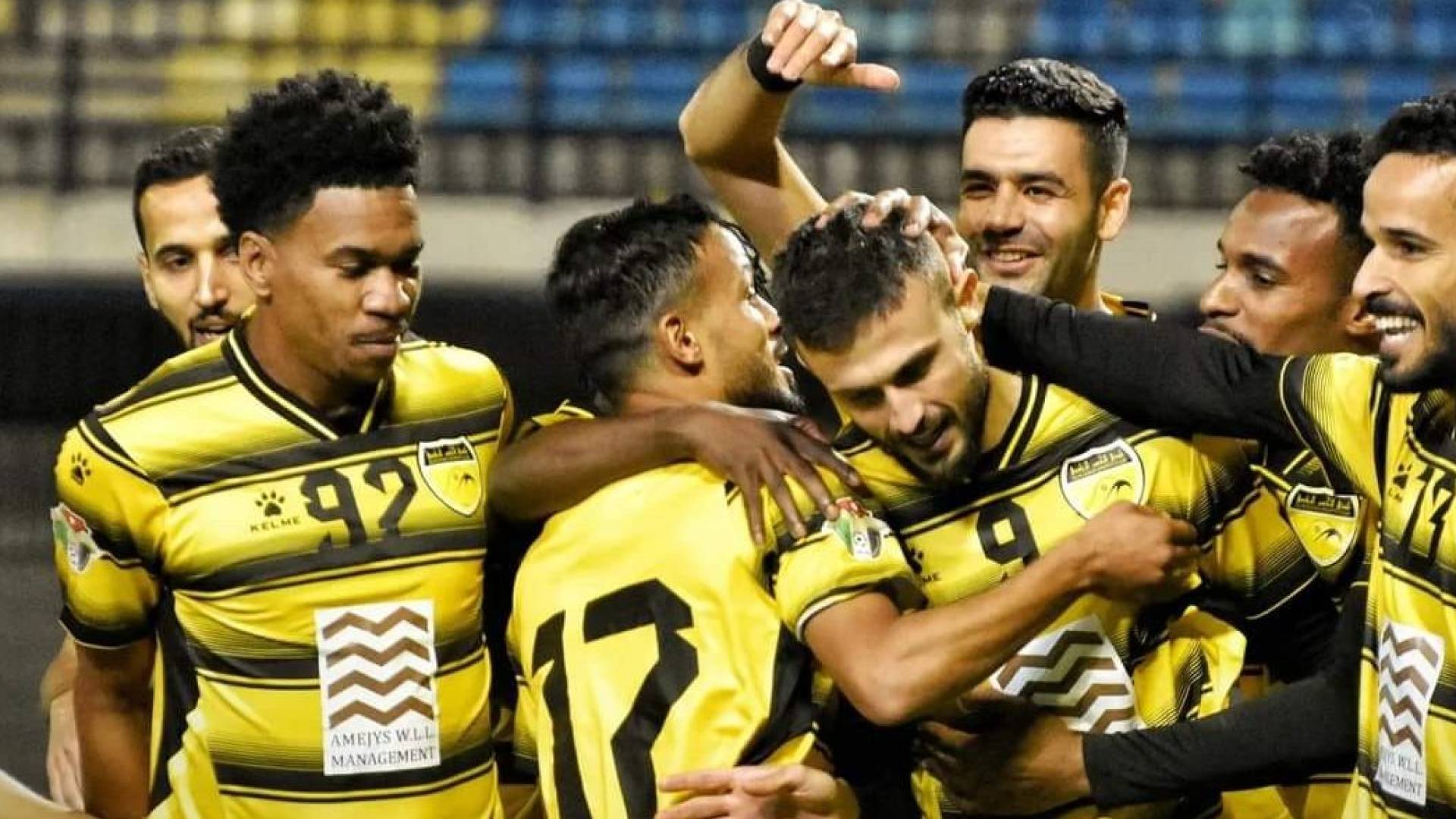 لاعبو الحسين يحتفلون بهدف سابق