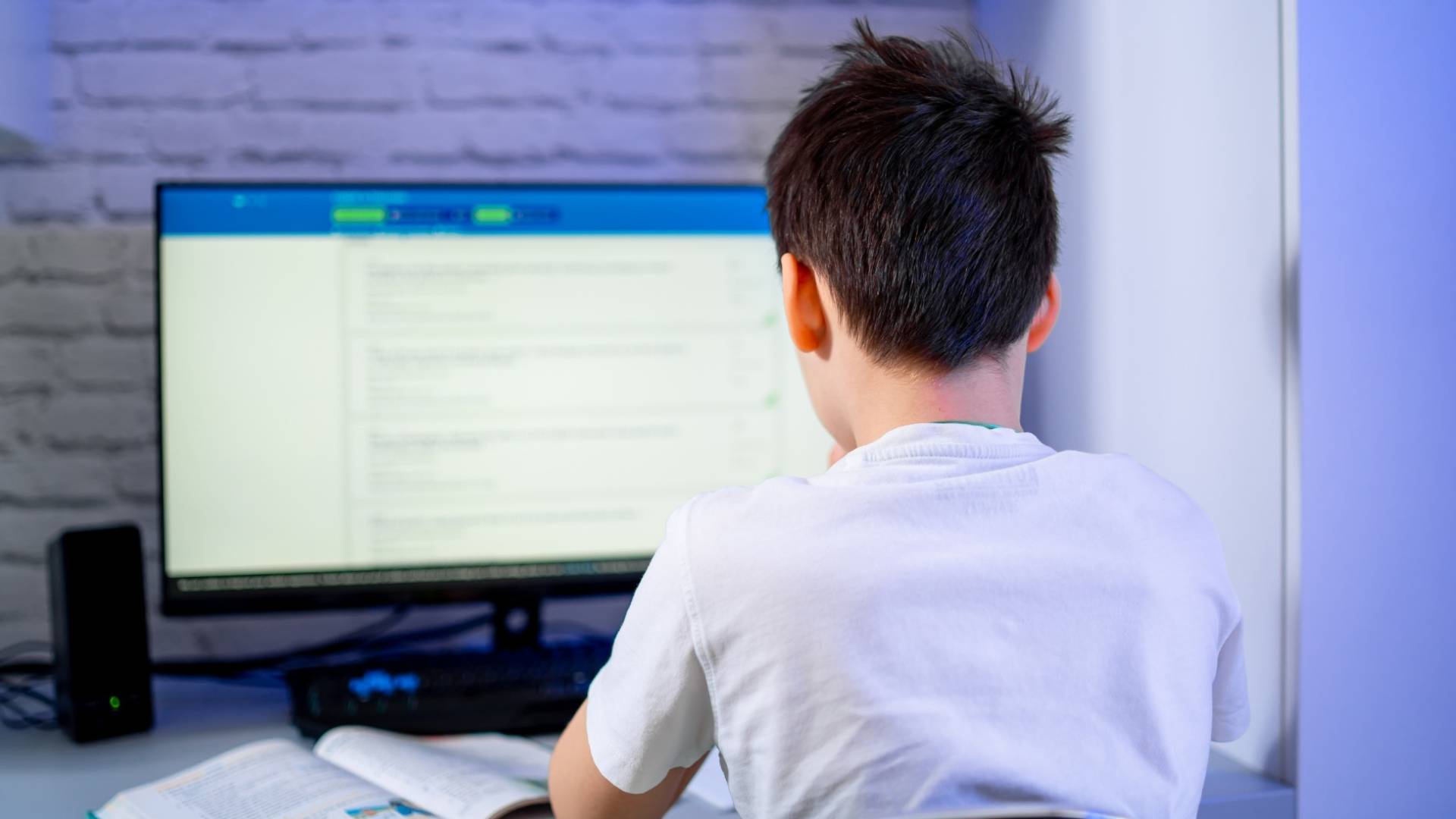 فتى يستخدم الكمبيوتر خلال الدراسة