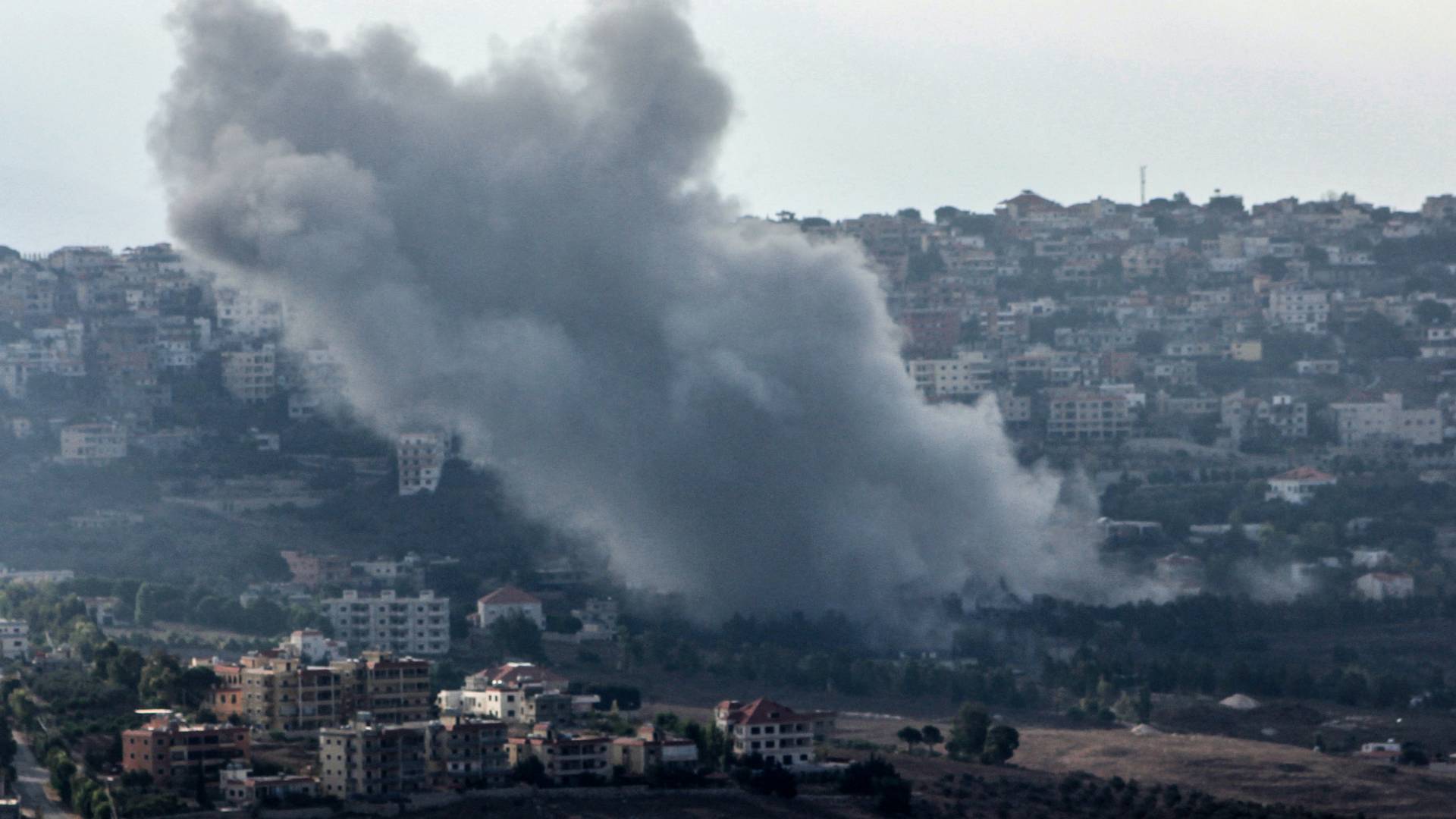 تصاعد الدخان من موقع ضربة للاحتلال استهدفت قرية الخيام في جنوب لبنان