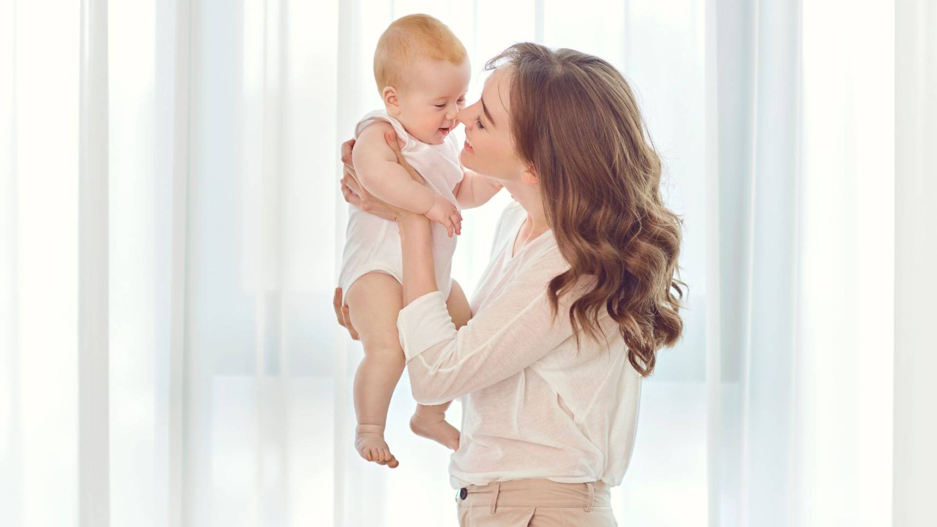 امرأة تحمل طفلا رضيعا