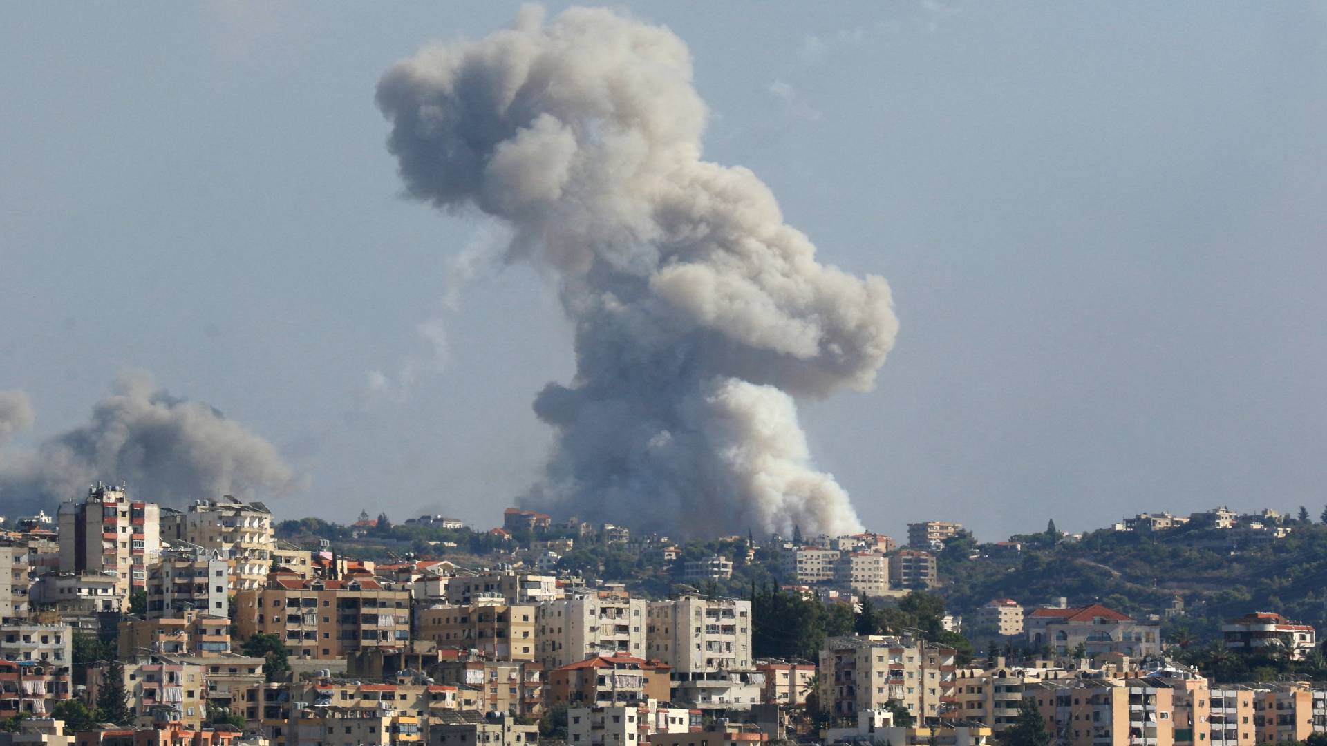 تصاعد دخان من موقع استهدفته قذائف الاحتلال جنوب لبنان