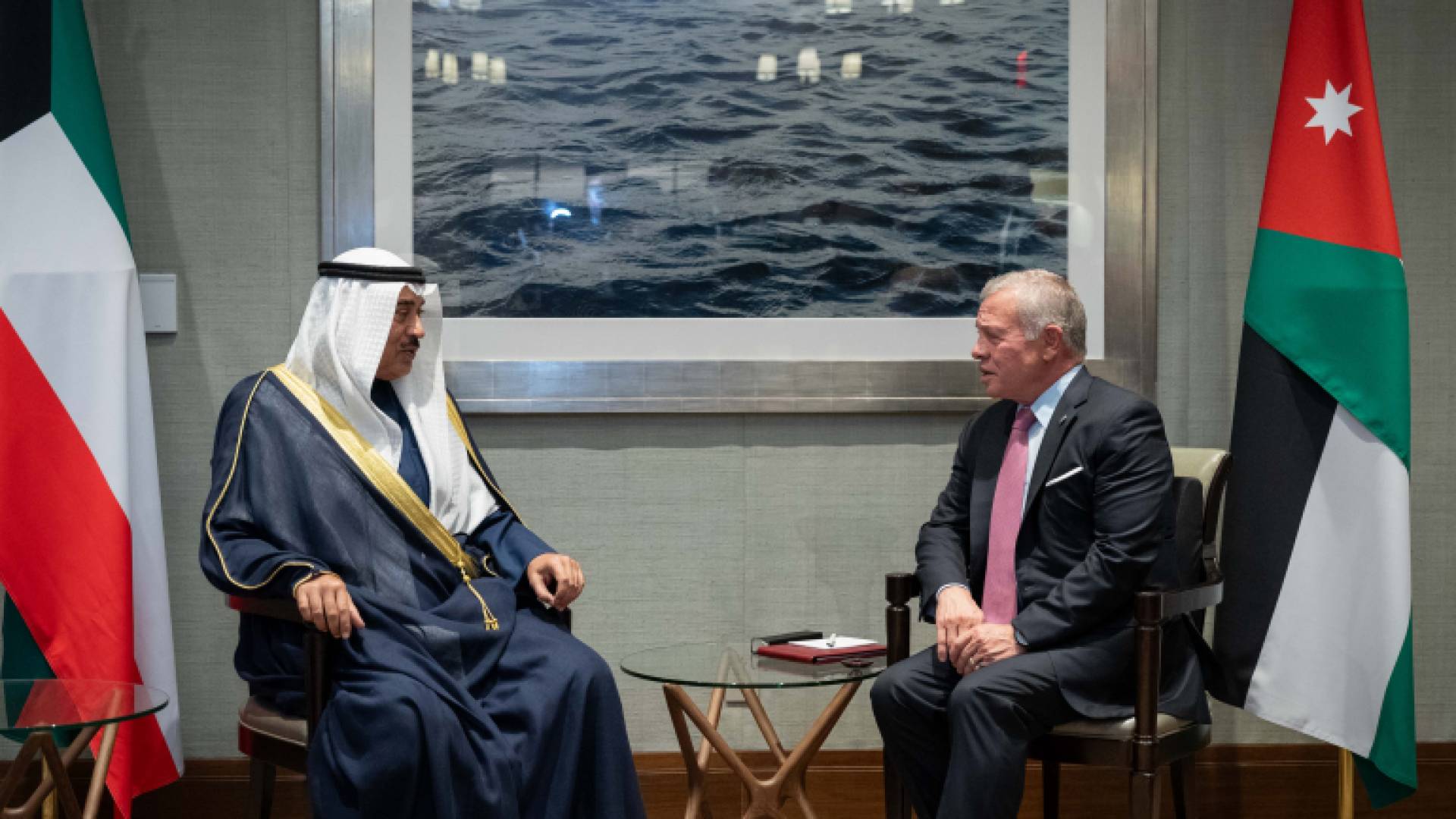 الملك يلتقي ولي عهد الكويت