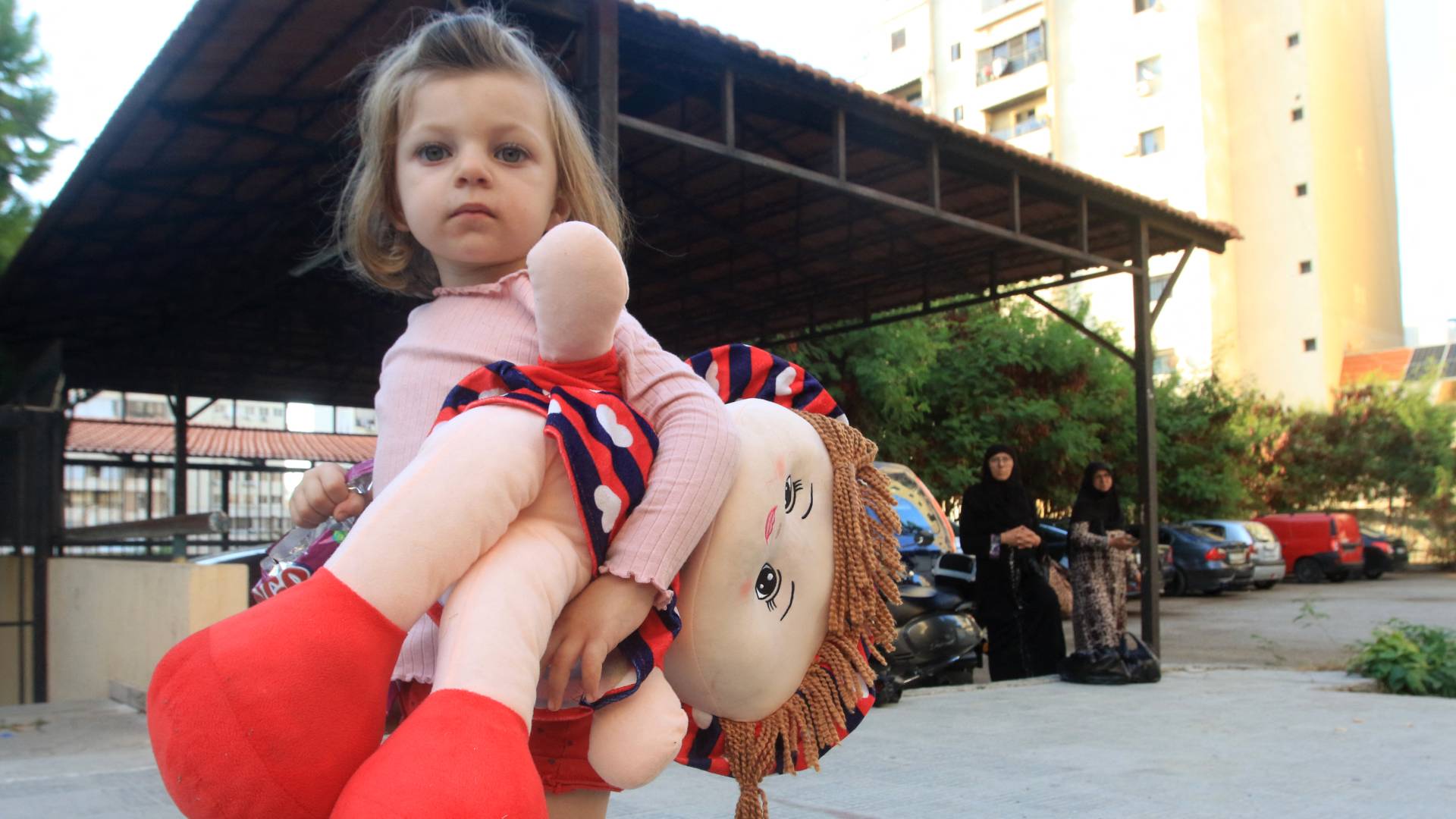 دخان يتصاعد من موقع غارة جوية للاحتلال على المناطق الشرقية من بعلبك في وادي البقاع