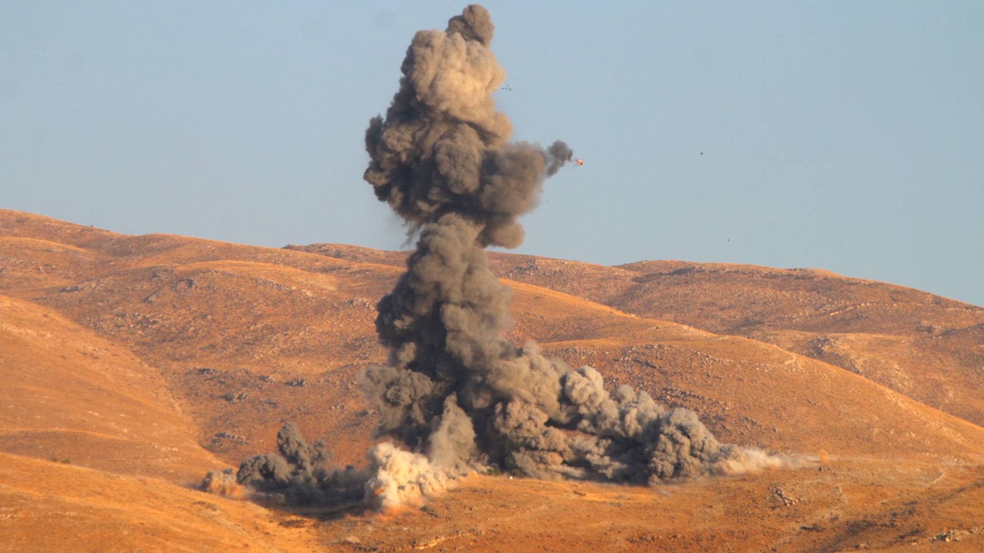 دخان يتصاعد من موقع غارة جوية للاحتلال على المناطق الشرقية من بعلبك في وادي البقاع