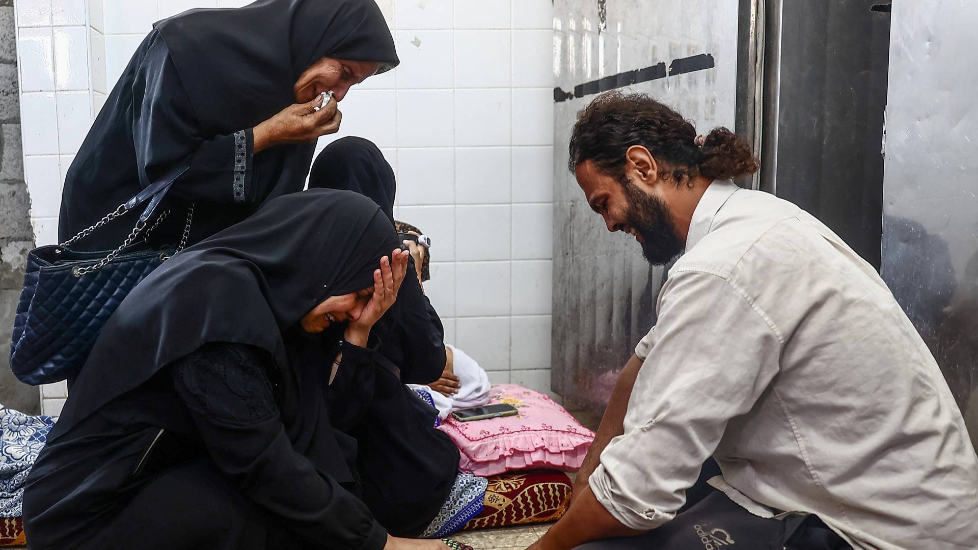 فلسطينيون ينعون شهدائهم في غزة