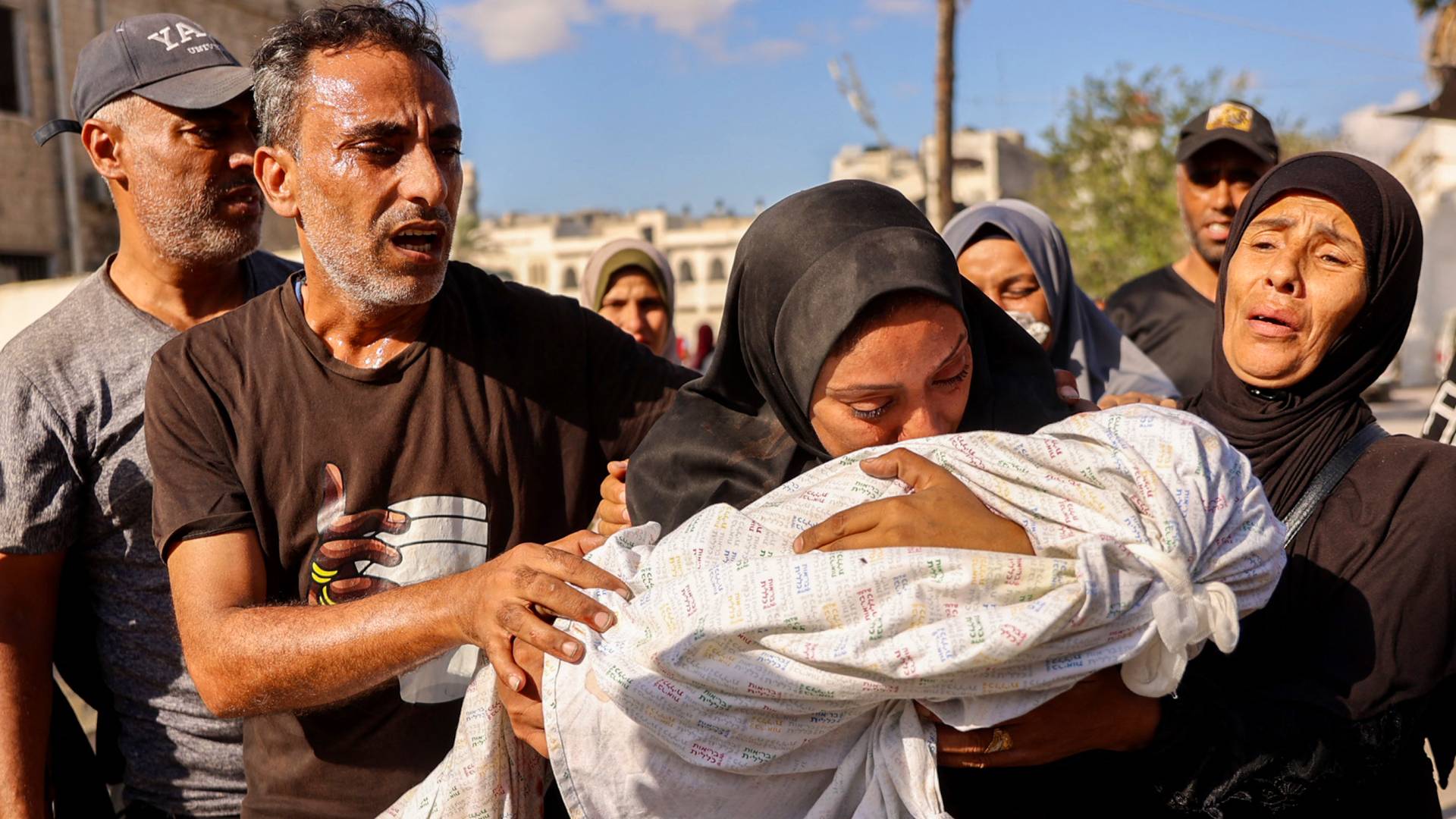 سيدة فلسطينية تبكي طفلها الشهيد في غارة على غزة