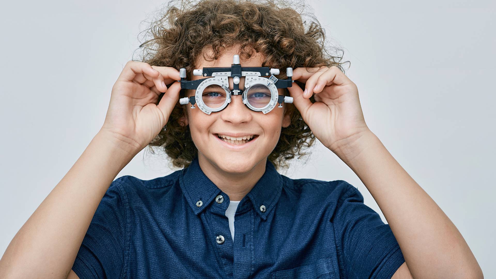 صورة تظهر طفلا يرتدي نظارات
