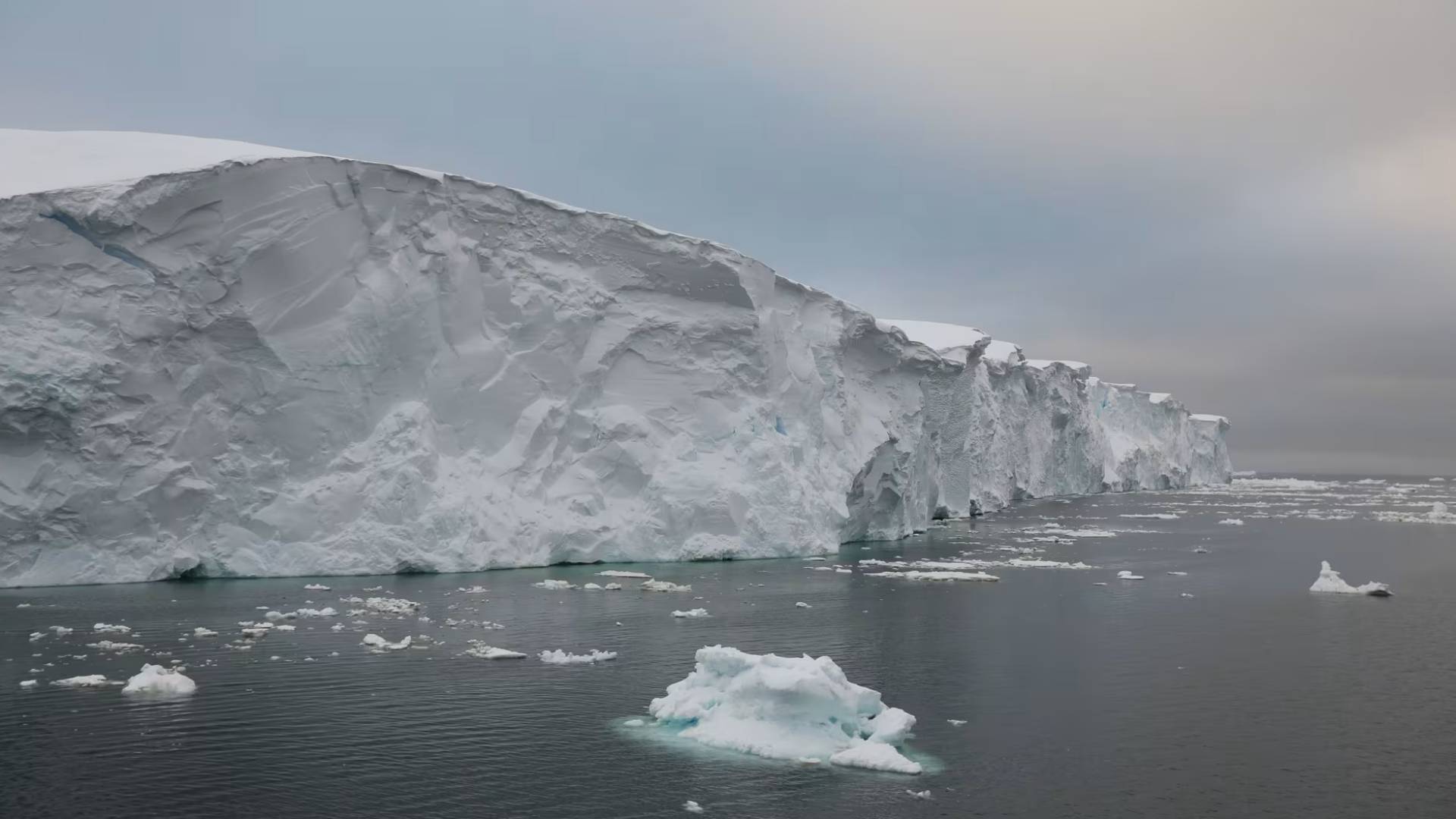 حافة الجليد العائمة عند حافة نهر "ثويتس" الجليدي في عام 2019
