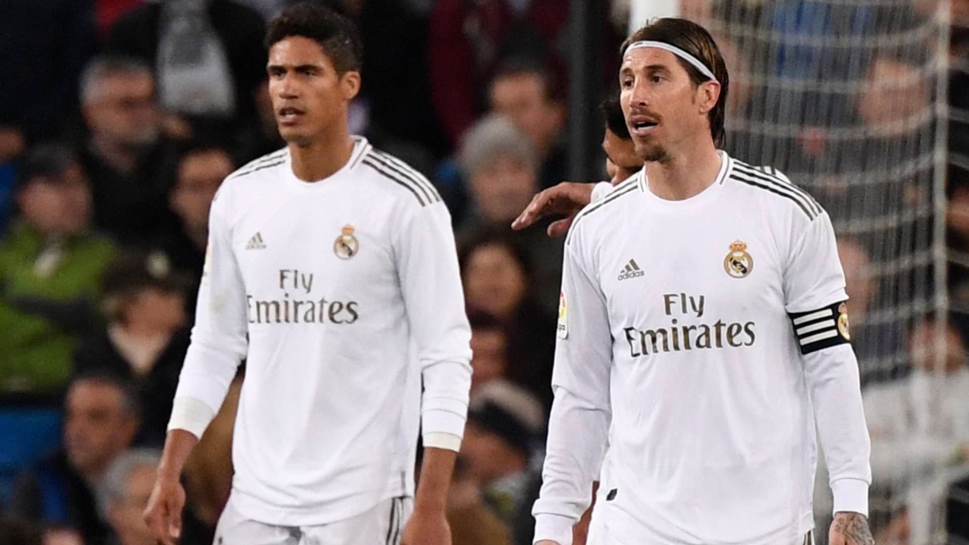 صورة قديمة تجمع المدافعين سيرجيو راموس ورافاييل فاران بقميص ريال مدريد