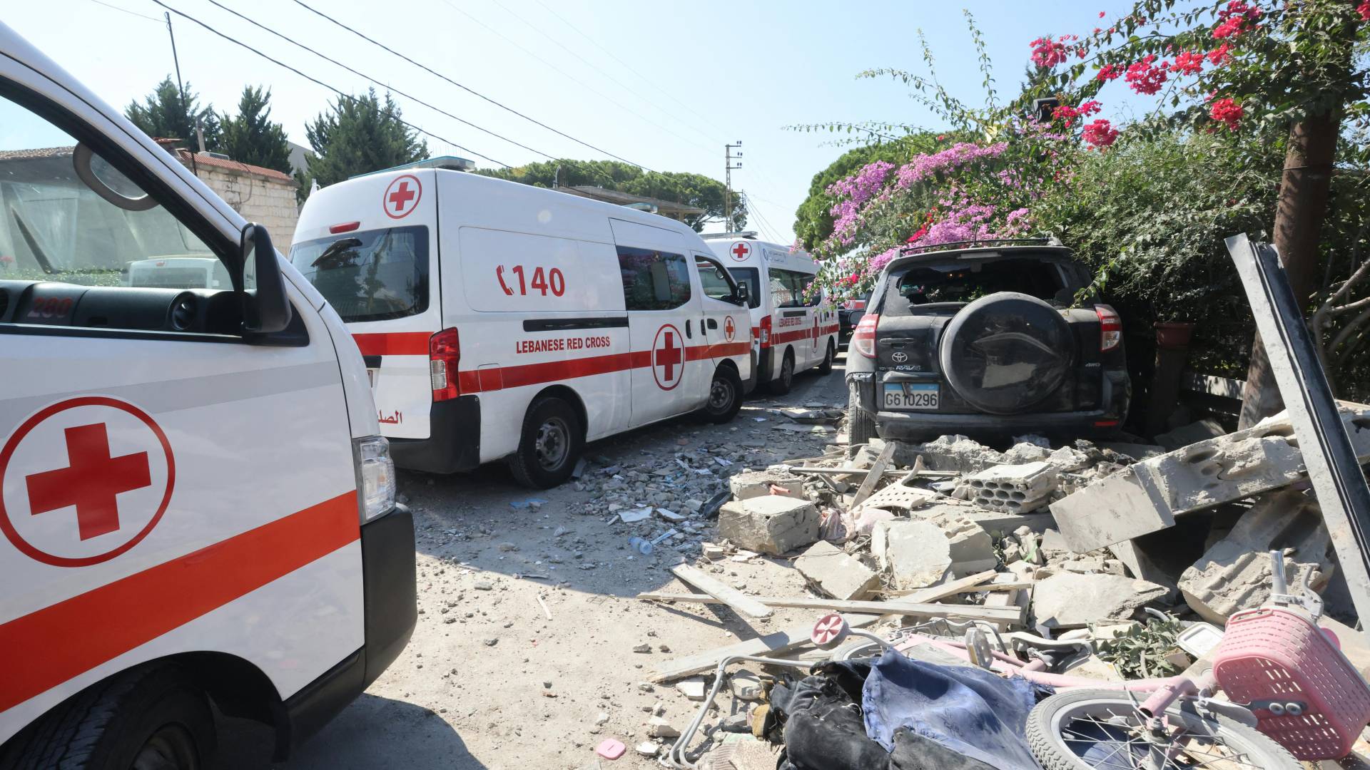 منظر للدمار في موقع غارة للاحتلال على قرية معيصرة في جبل لبنان