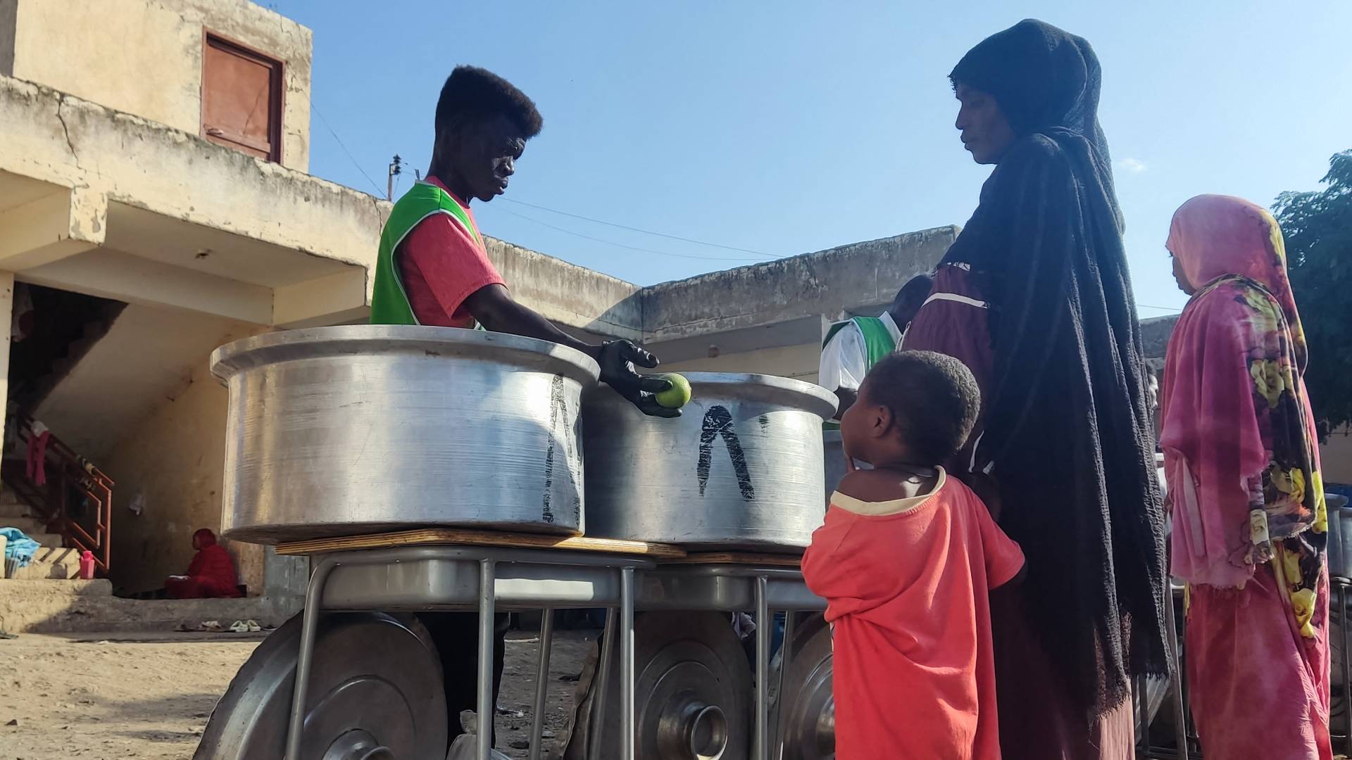نازحون سودانيون يصطفون للحصول على مساعدات غذائية في مخيم بمدينة القضارف شرقي البلاد