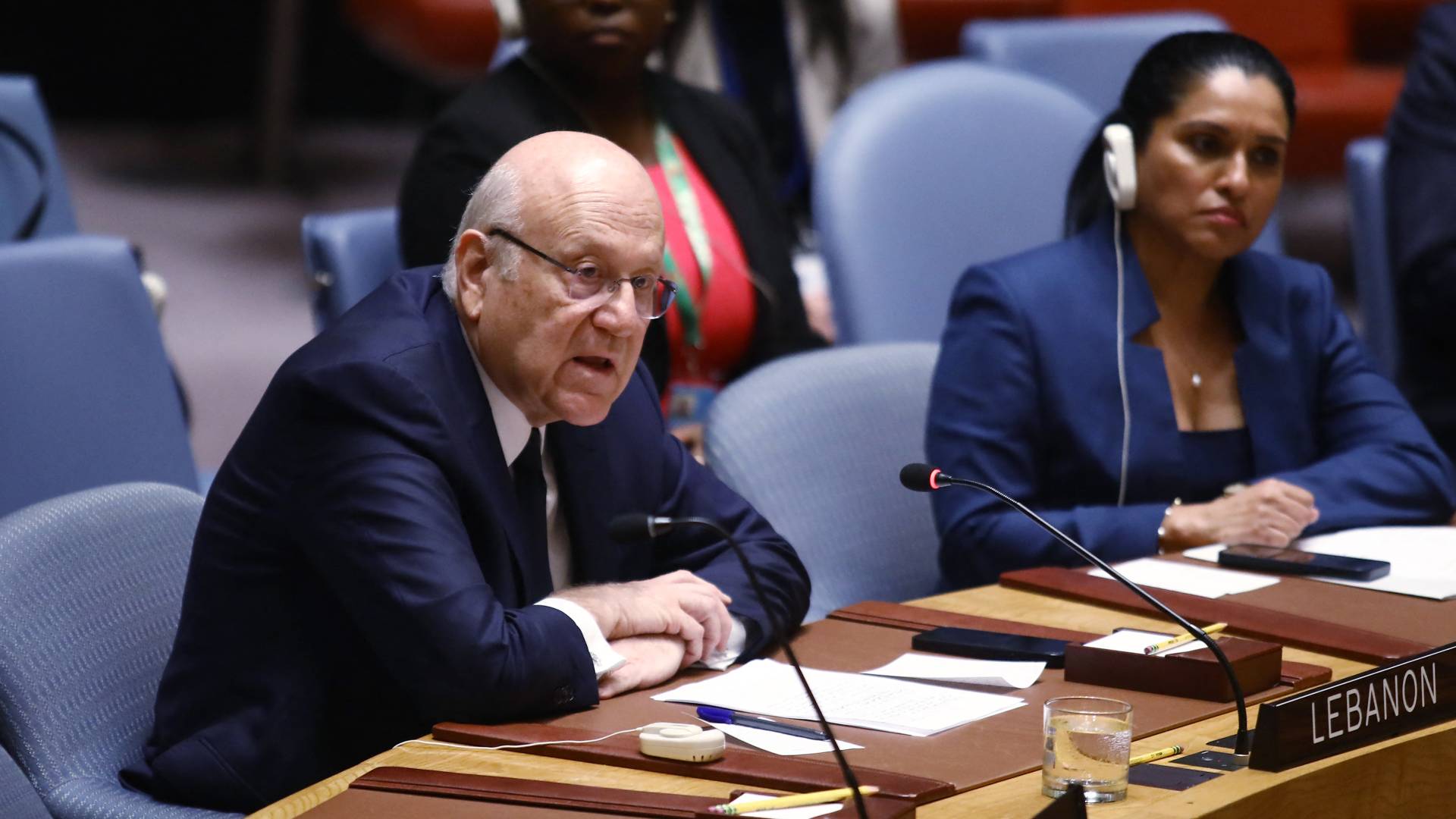 رئيس الوزراء اللبناني نجيب ميقاتي يتحدث خلال اجتماع لمجلس الأمن