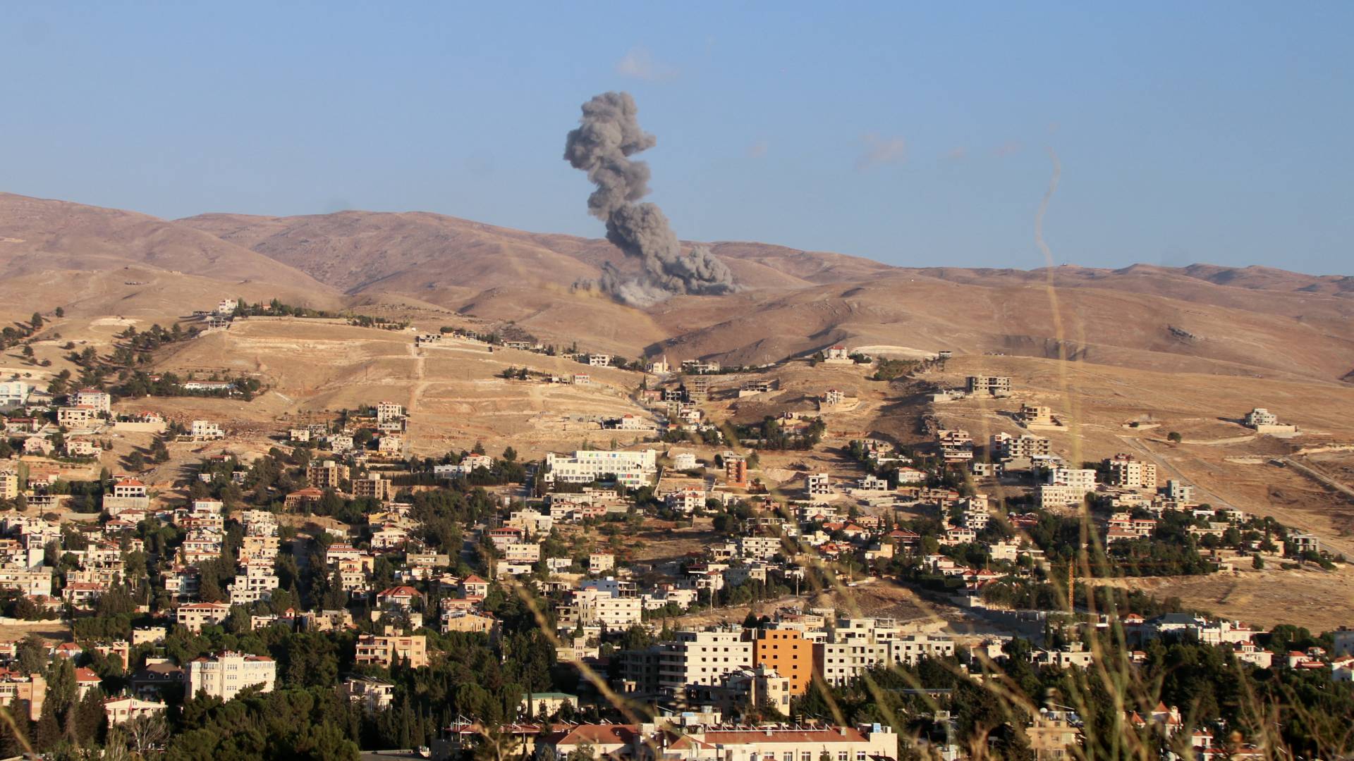 دخان يتصاعد من موقع غارة جوية للاحتلال على المناطق الشرقية من بعلبك في وادي البقاع
