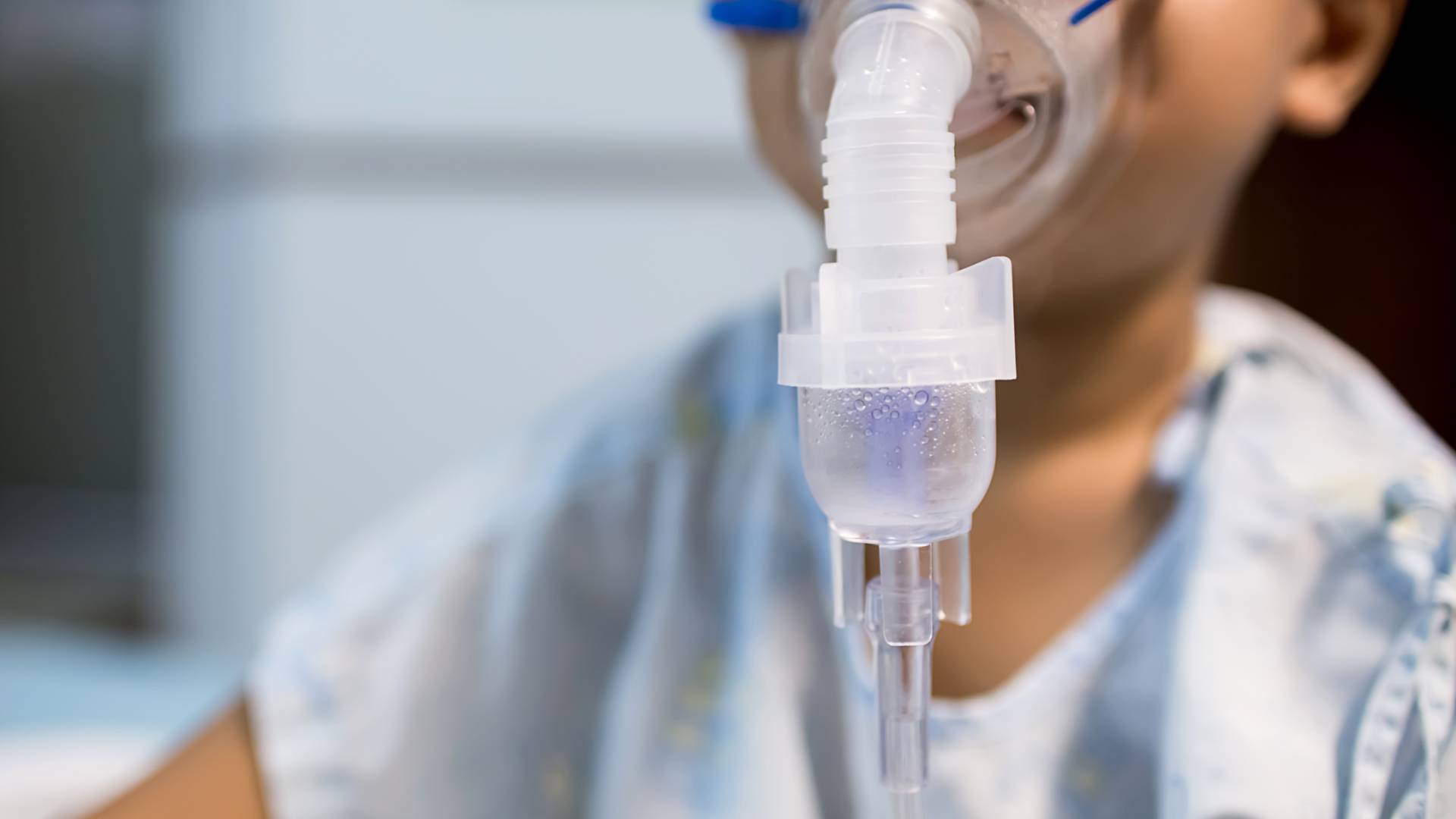 طفل يستشق الأوكسجين لتعرضه للاختناق